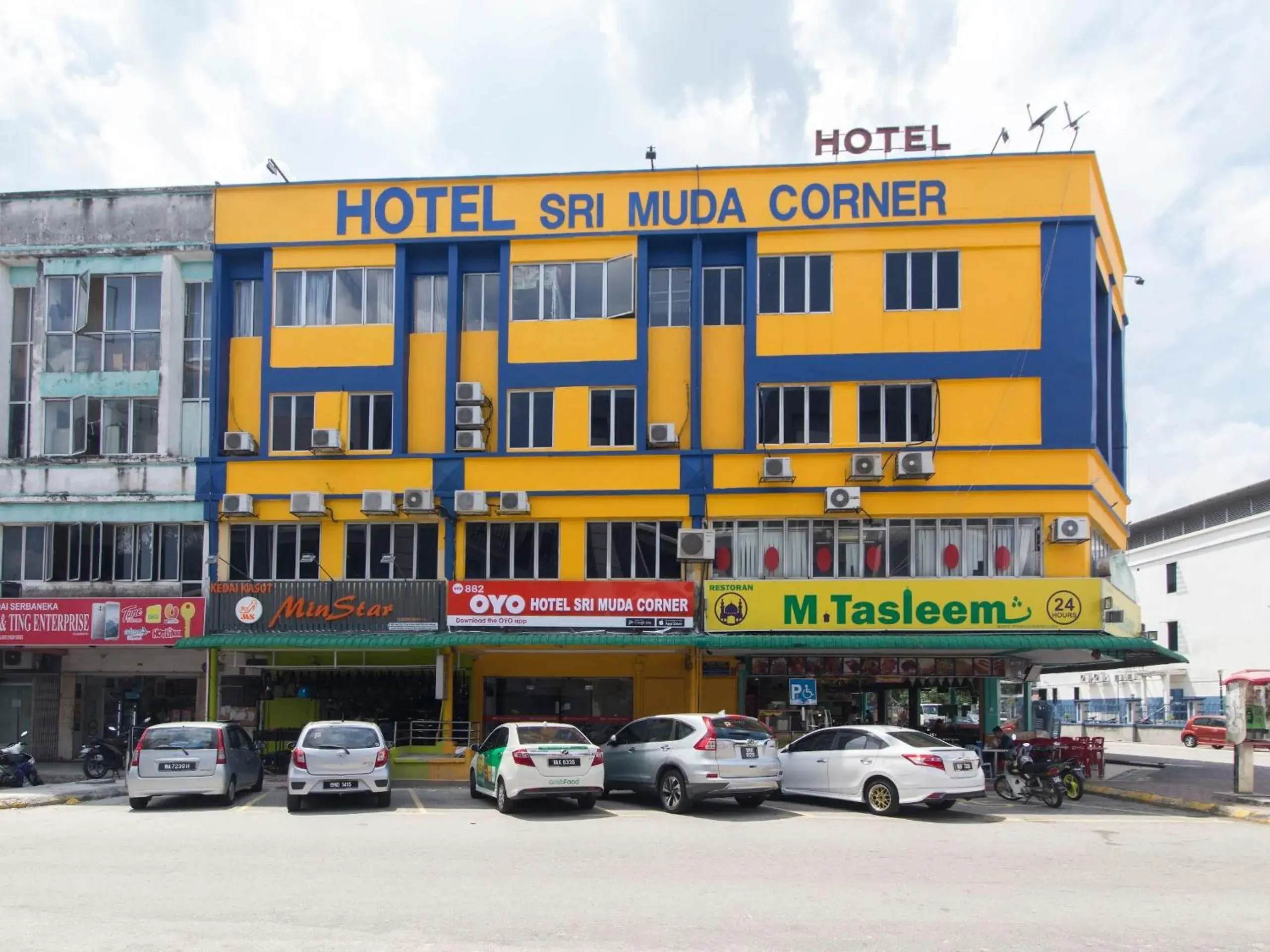 Facade/entrance in Hotel O Sri Muda Corner Sdn Bhd Facade/entrance in Hotel O Sri Muda Corner Sdn Bhd