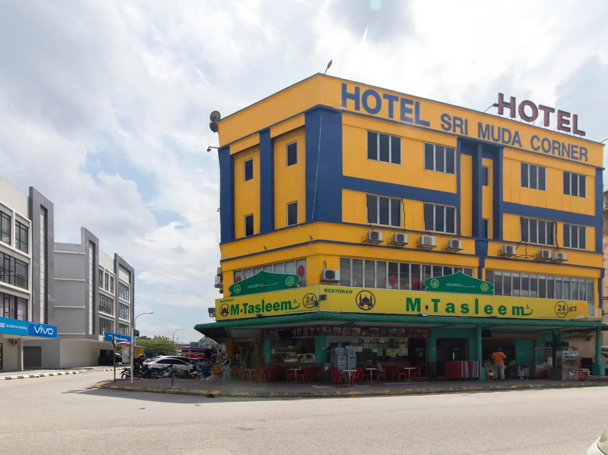 Facade/entrance in Hotel O Sri Muda Corner Sdn Bhd Facade/entrance in Hotel O Sri Muda Corner Sdn Bhd