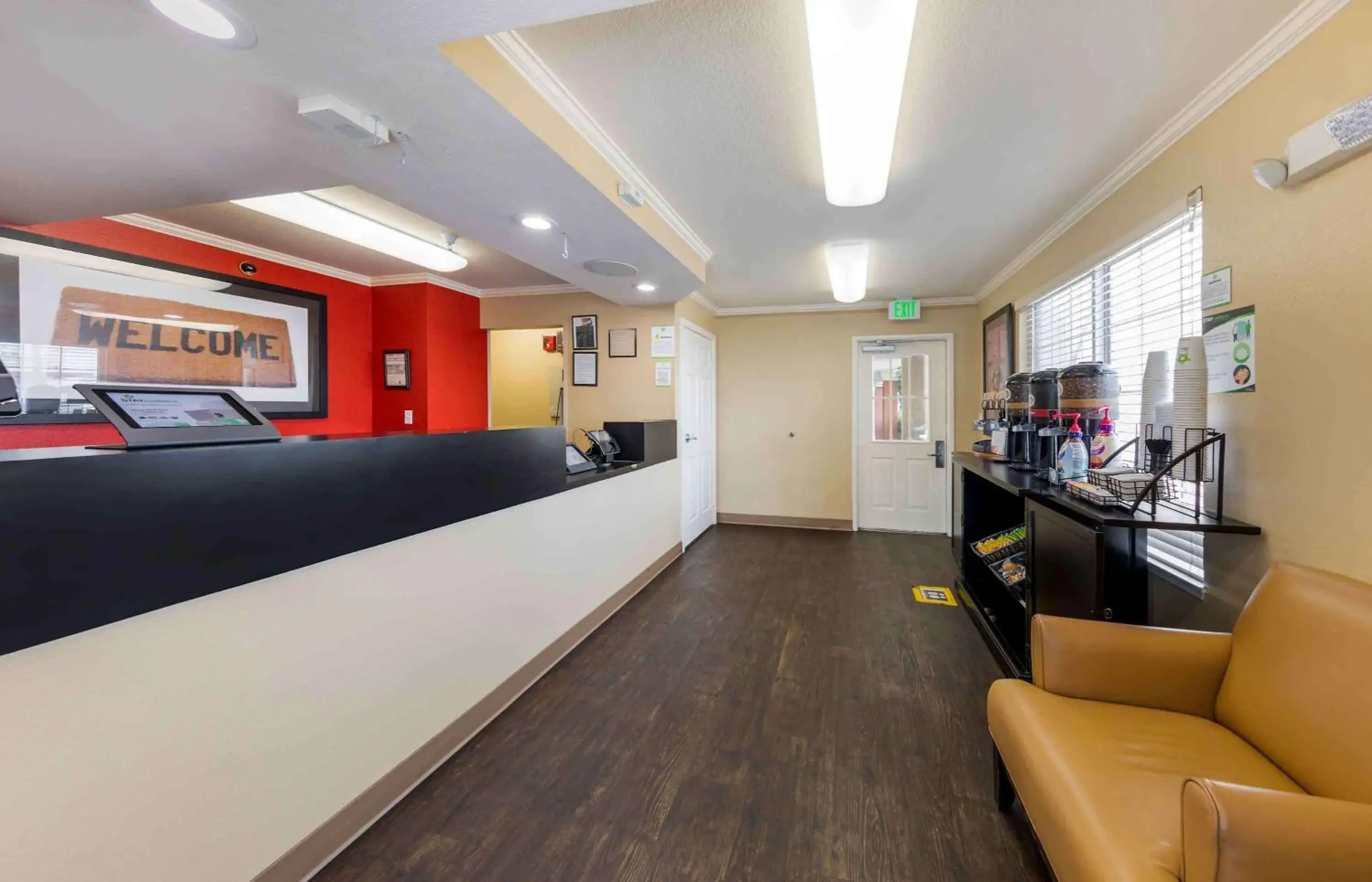 Lobby or reception in Extended Stay America Suites - Los Angeles - LAX Airport - El Segundo Lobby or reception in Extended Stay America Suites - Los Angeles - LAX Airport - El Segundo