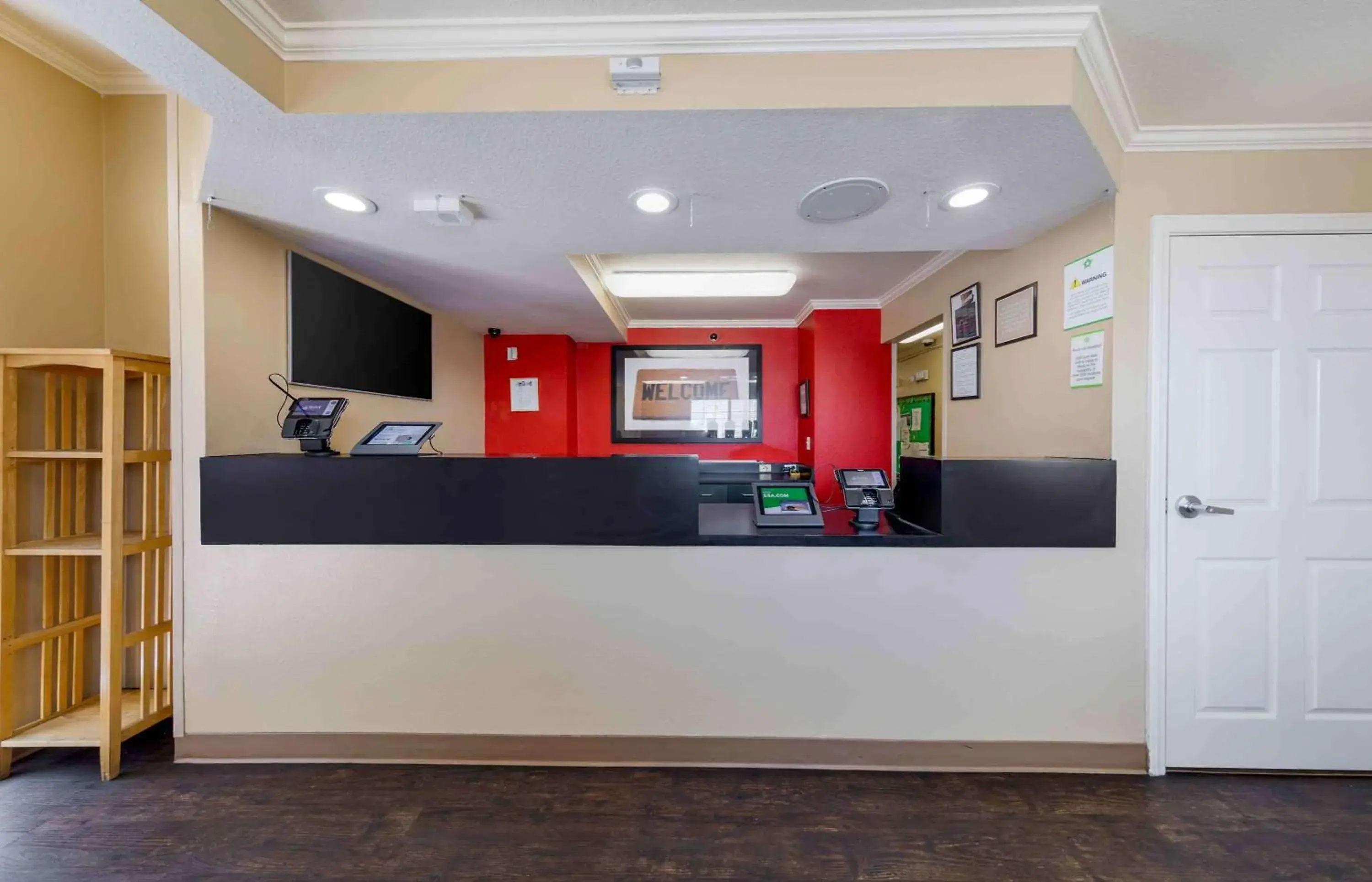 Lobby or reception in Extended Stay America Suites - Los Angeles - LAX Airport - El Segundo Lobby or reception in Extended Stay America Suites - Los Angeles - LAX Airport - El Segundo