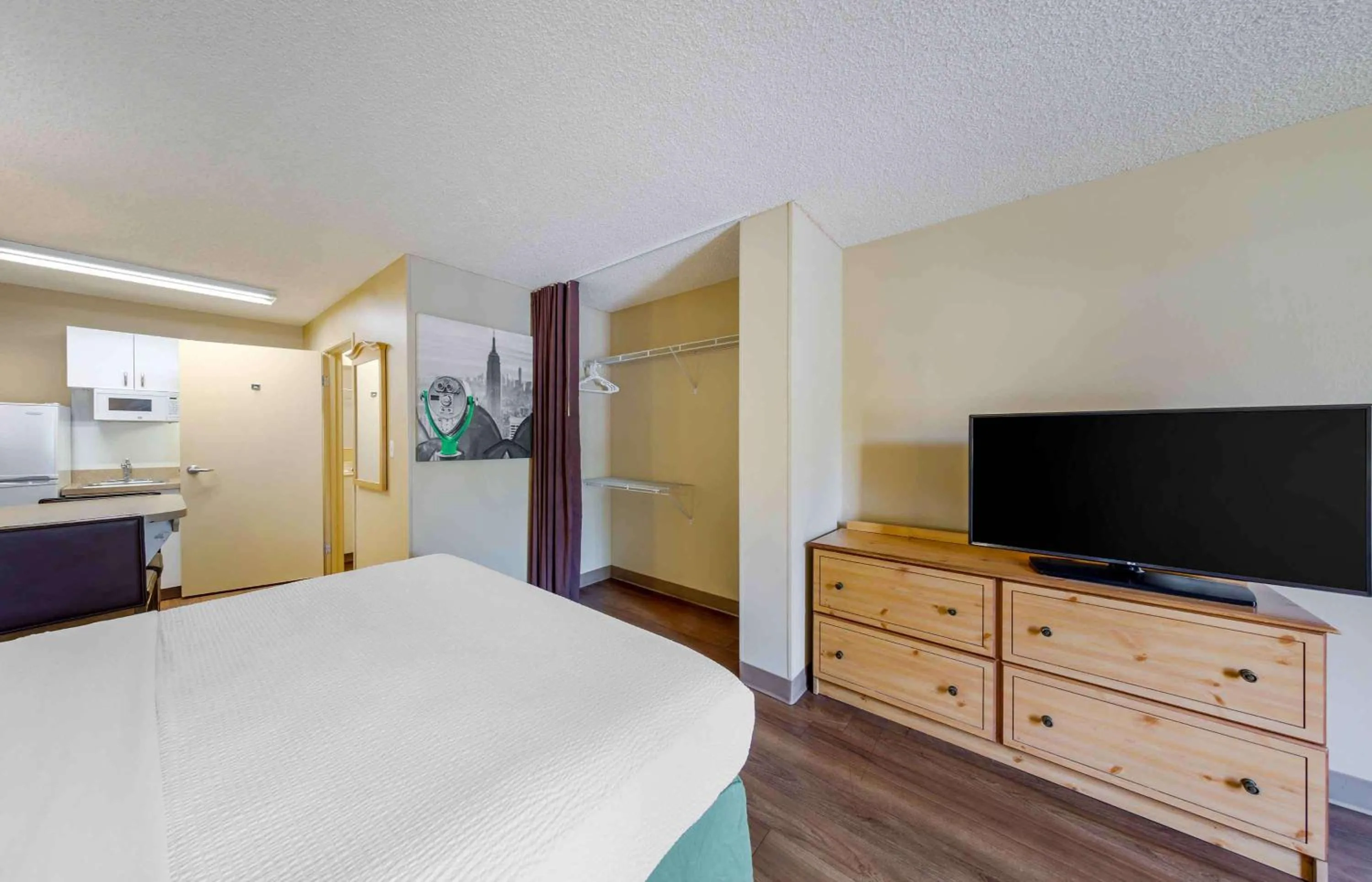 Bedroom, Bed in Extended Stay America Suites - Los Angeles - LAX Airport - El Segundo