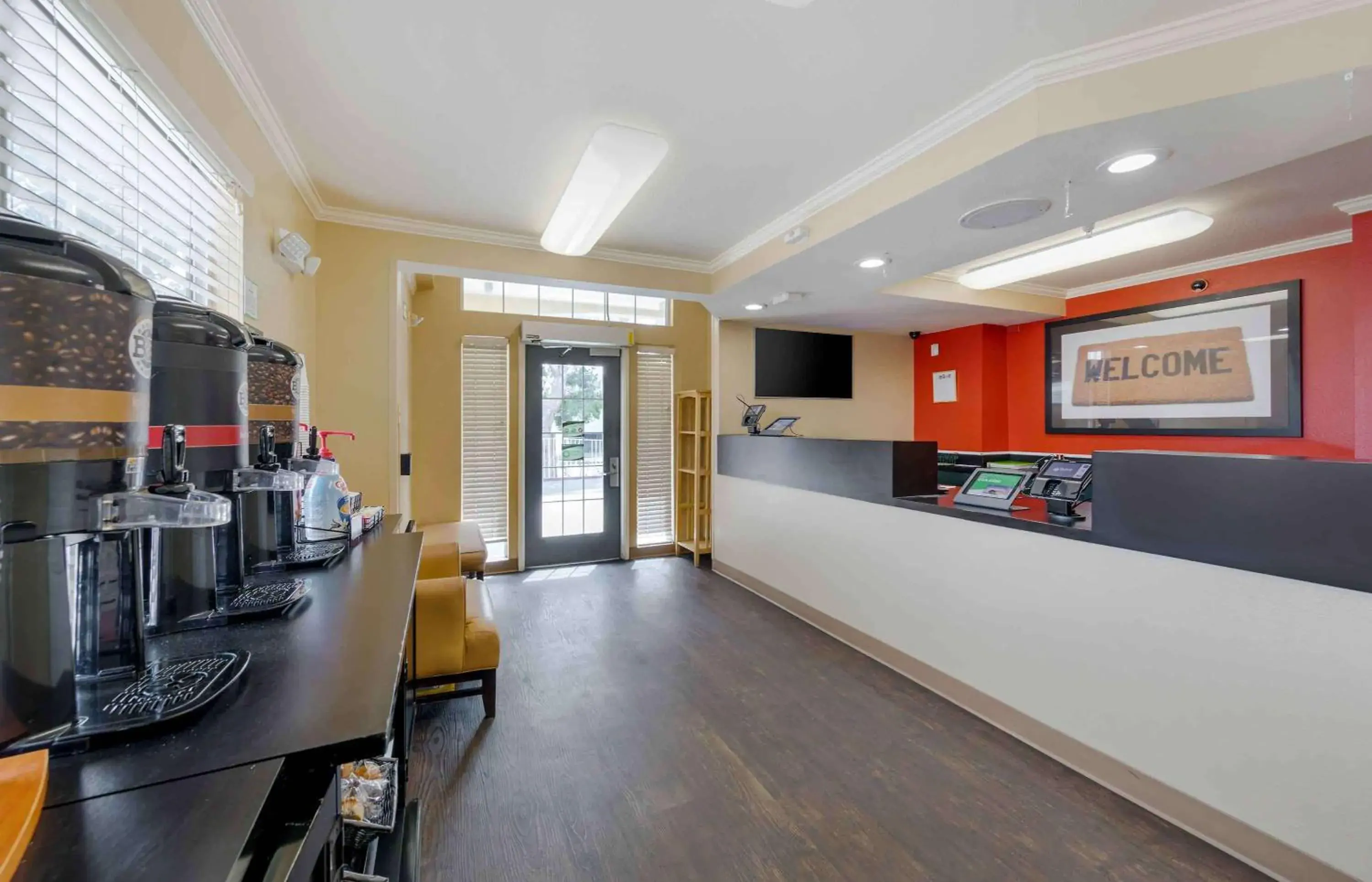 Lobby or reception in Extended Stay America Suites - Los Angeles - LAX Airport - El Segundo Lobby or reception in Extended Stay America Suites - Los Angeles - LAX Airport - El Segundo
