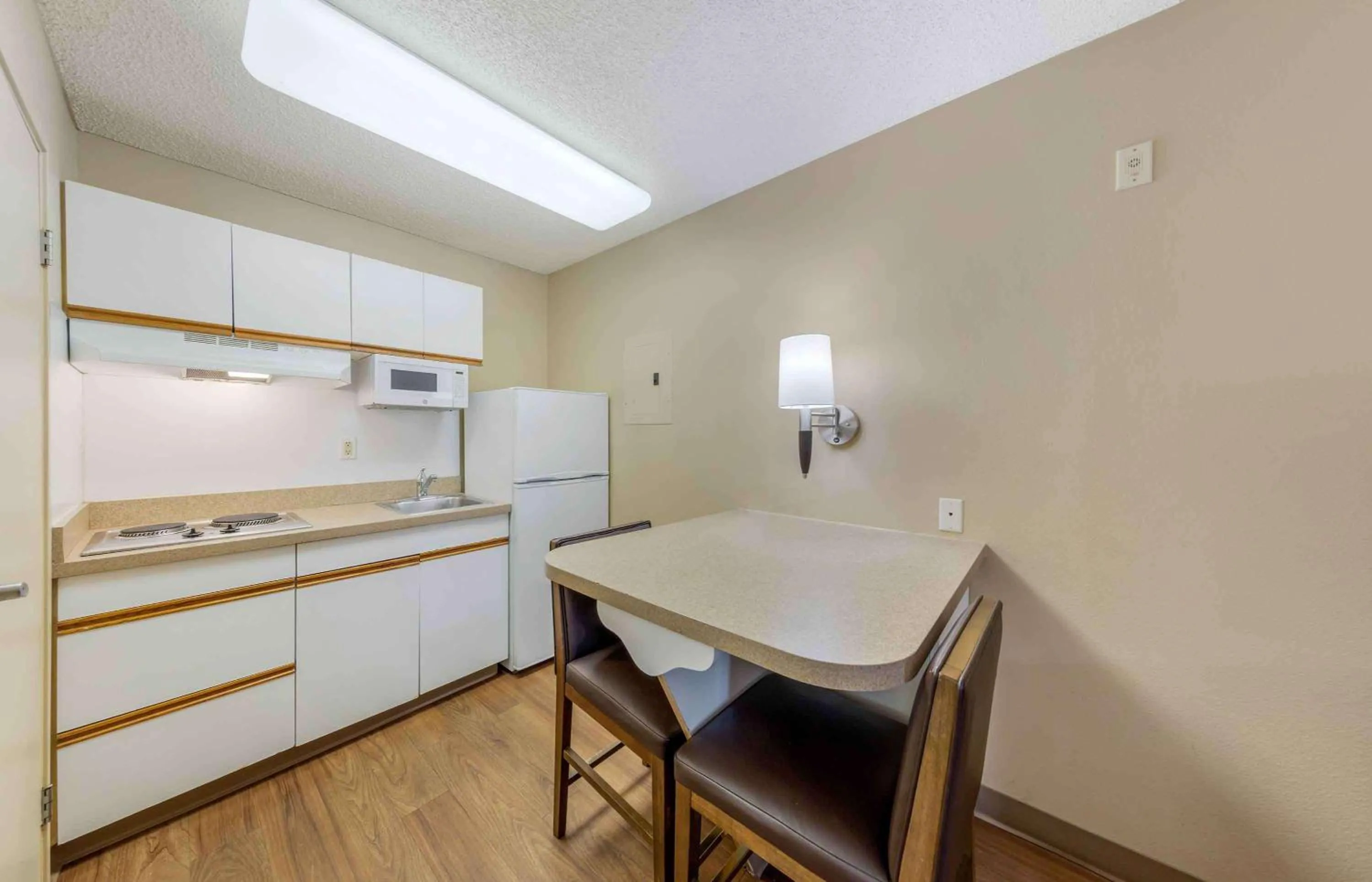 Kitchen or kitchenette in Extended Stay America Suites - Los Angeles - LAX Airport - El Segundo