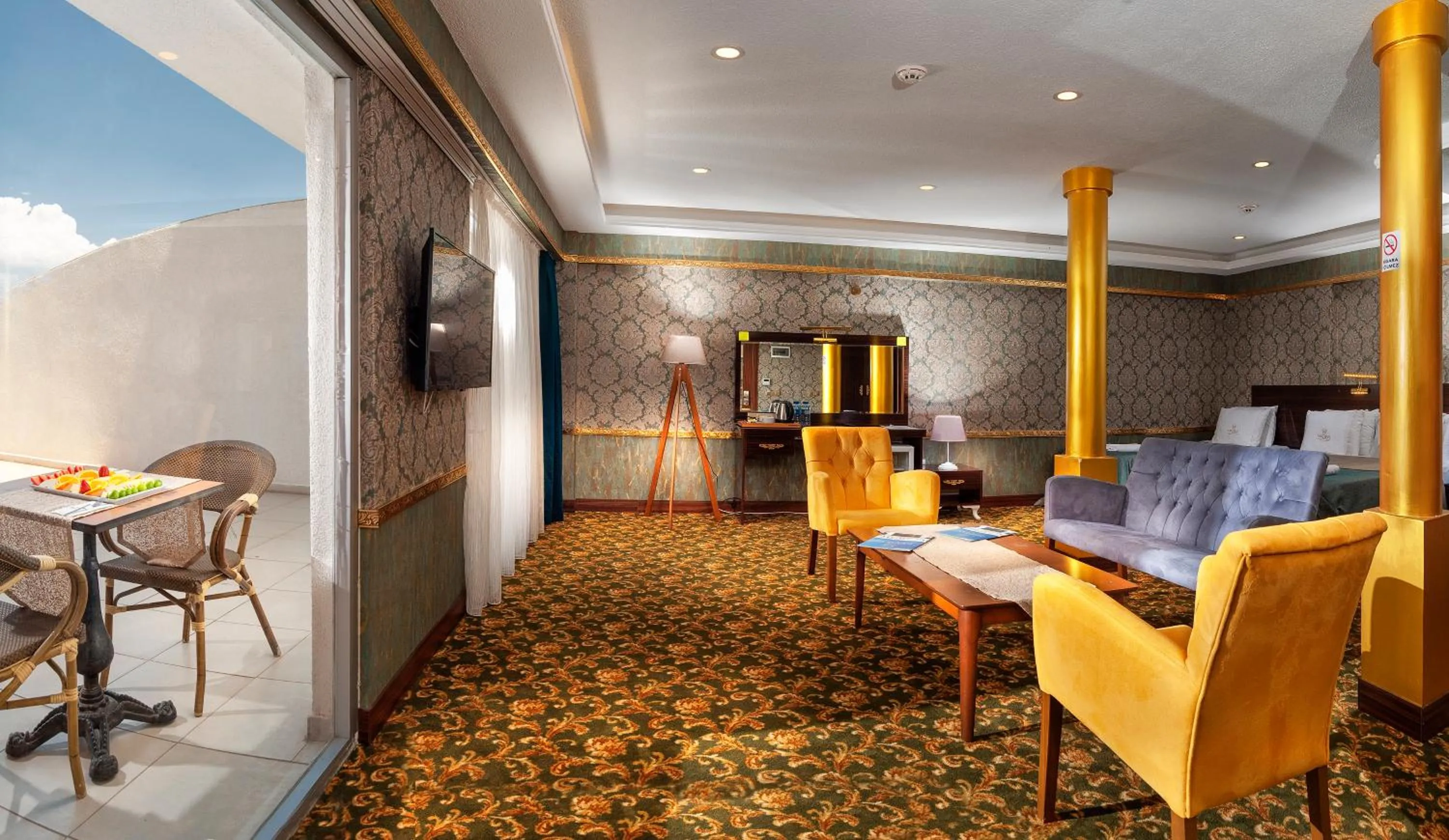 Communal lounge/ TV room in MARINN DELUXE HOTEL