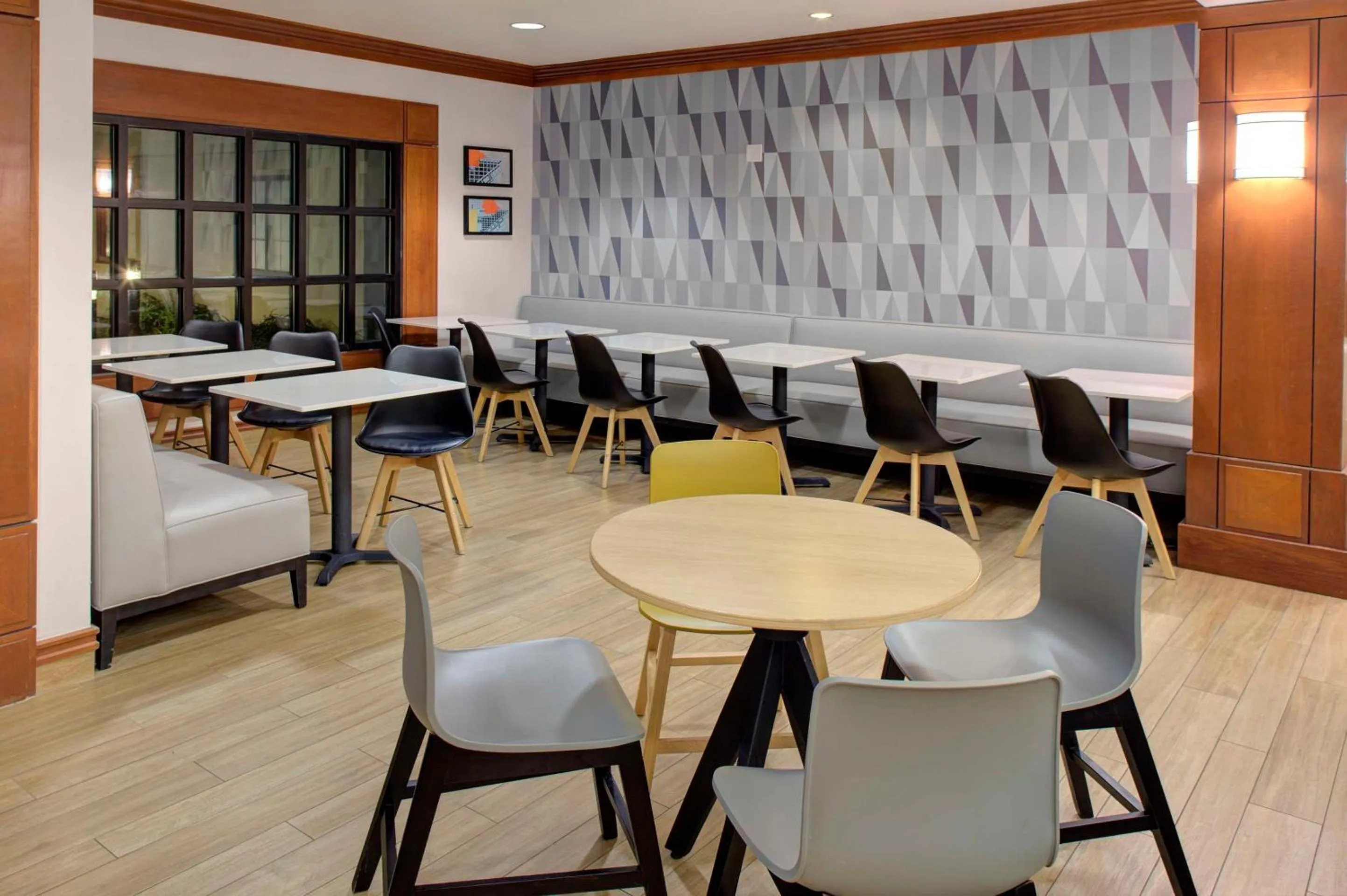 Restaurant/places to eat in Hyatt House Boston/Burlington