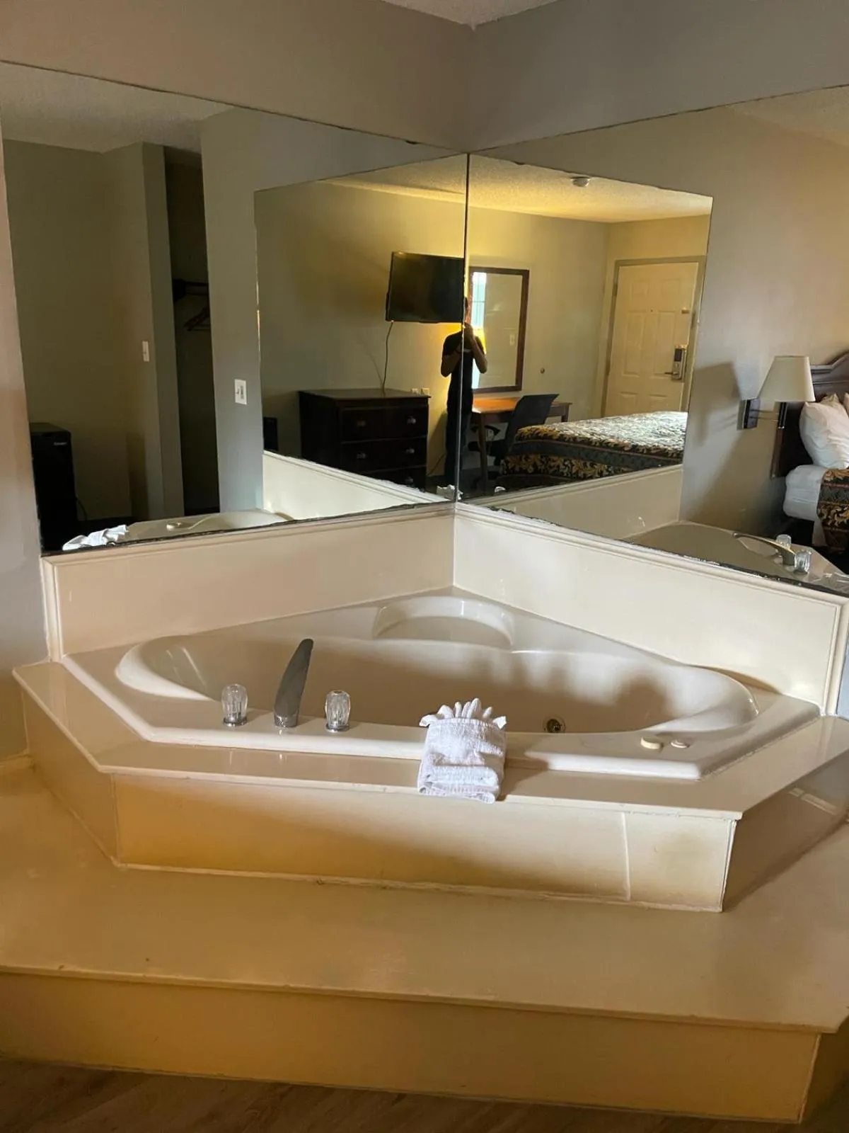 Bed in Americas Best Value Inn & Suites Slidell