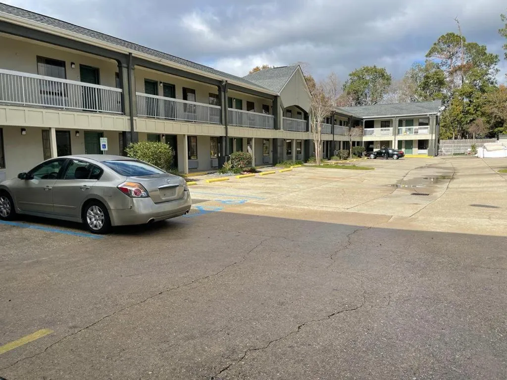 Property Building in Americas Best Value Inn & Suites Slidell