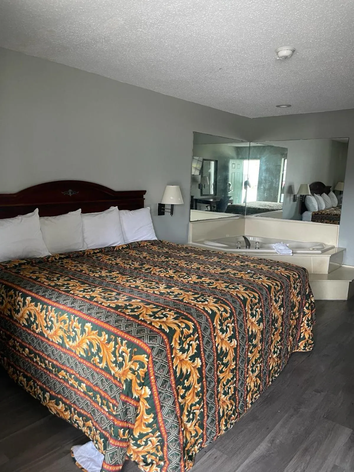 Bed in Americas Best Value Inn & Suites Slidell