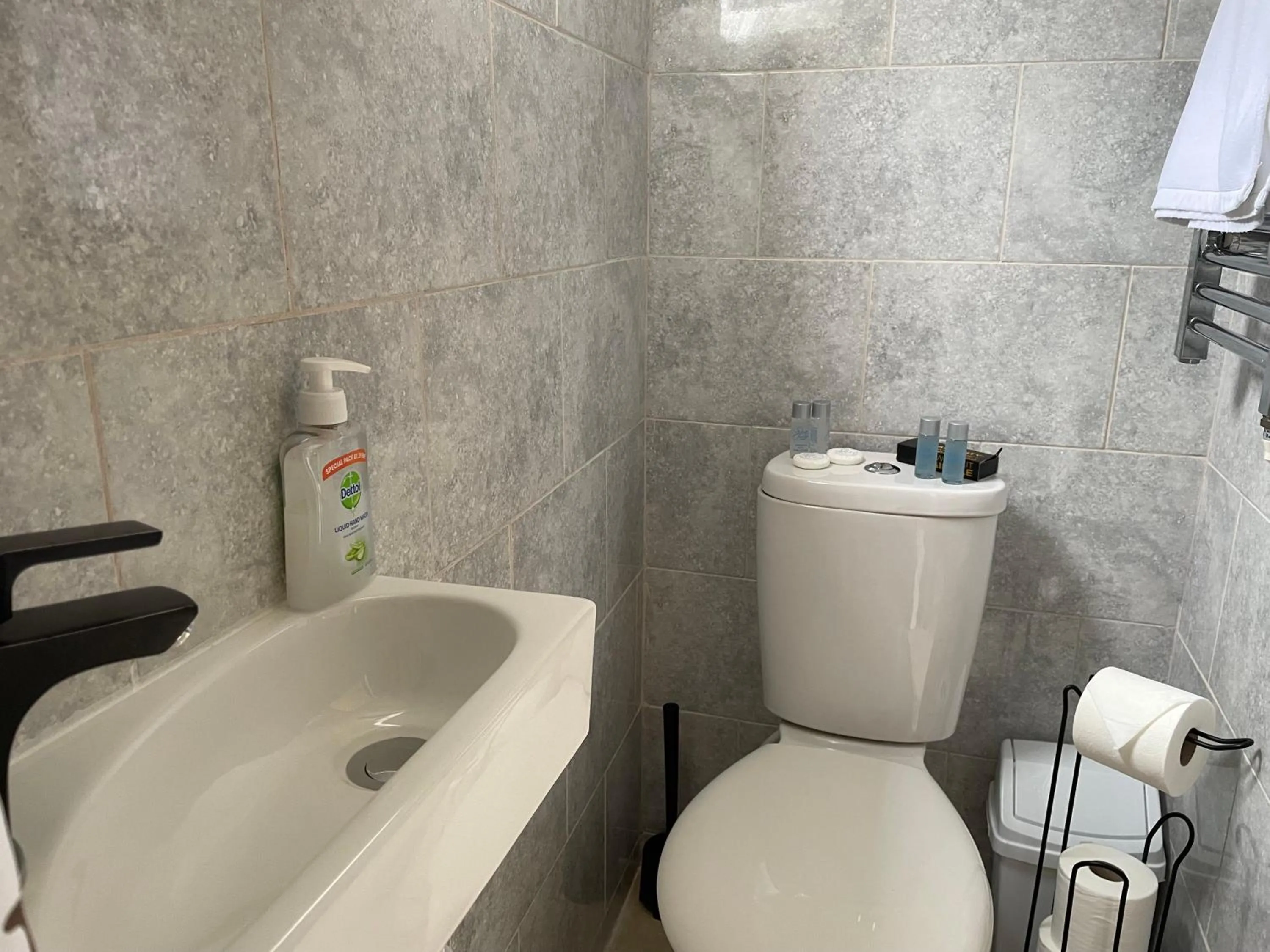 Auntie Bett's - Cosy Double Bedded Ensuite Room with Mini Kitchen