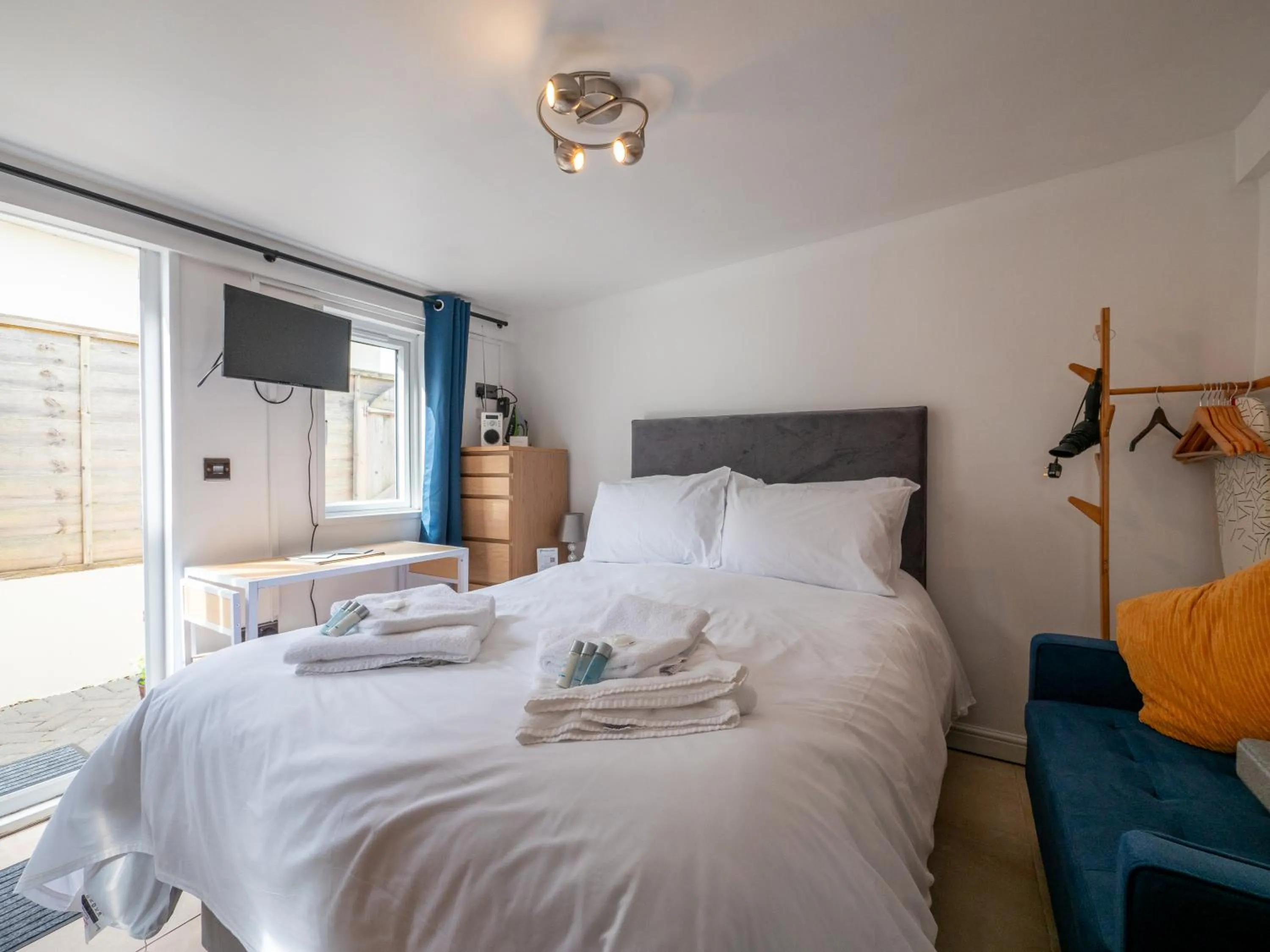 Auntie Bett's - Cosy Double Bedded Ensuite Room with Mini Kitchen