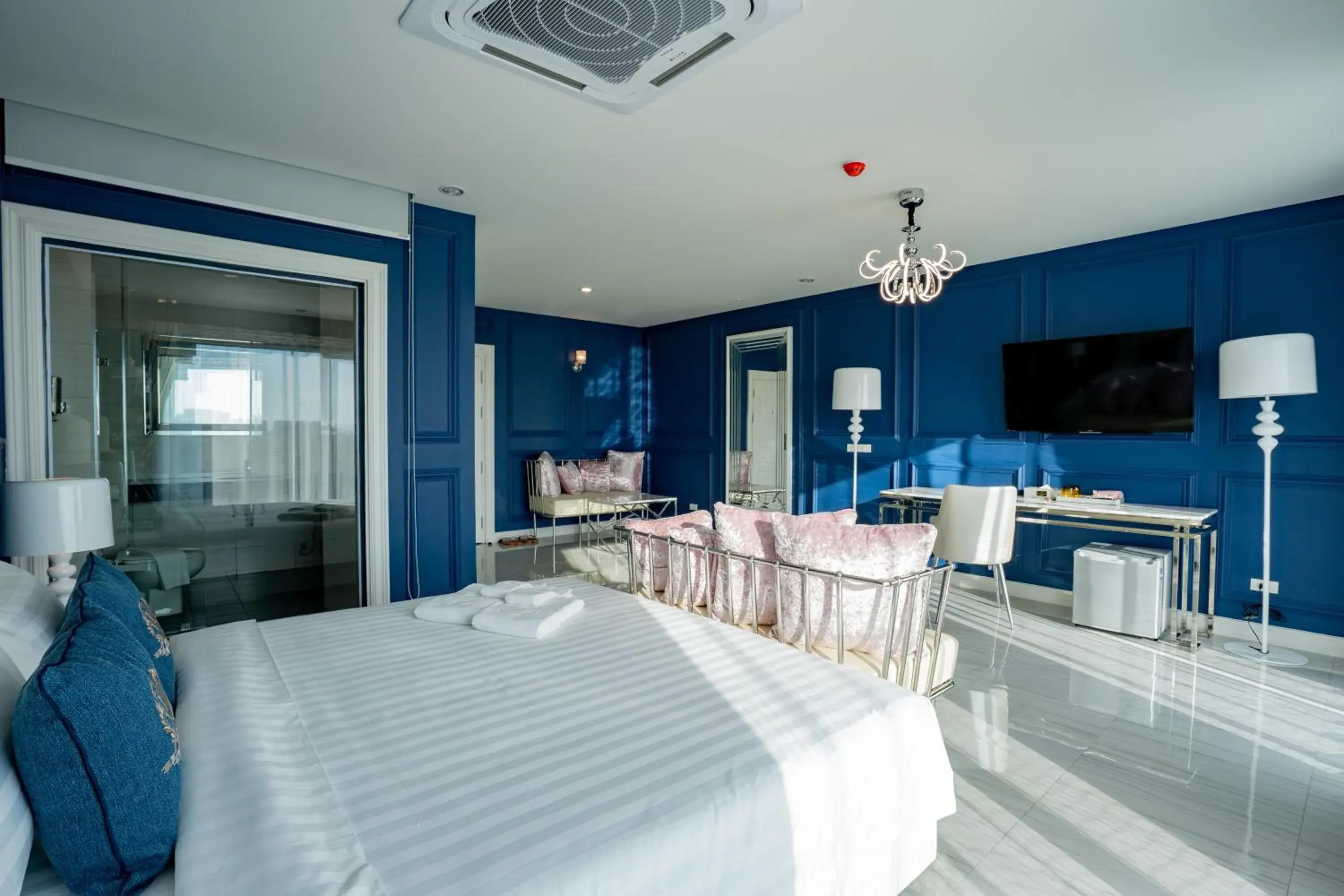 Bedroom, Bed in Belle Grand Hotel Bedroom, Bed in Belle Grand Hotel