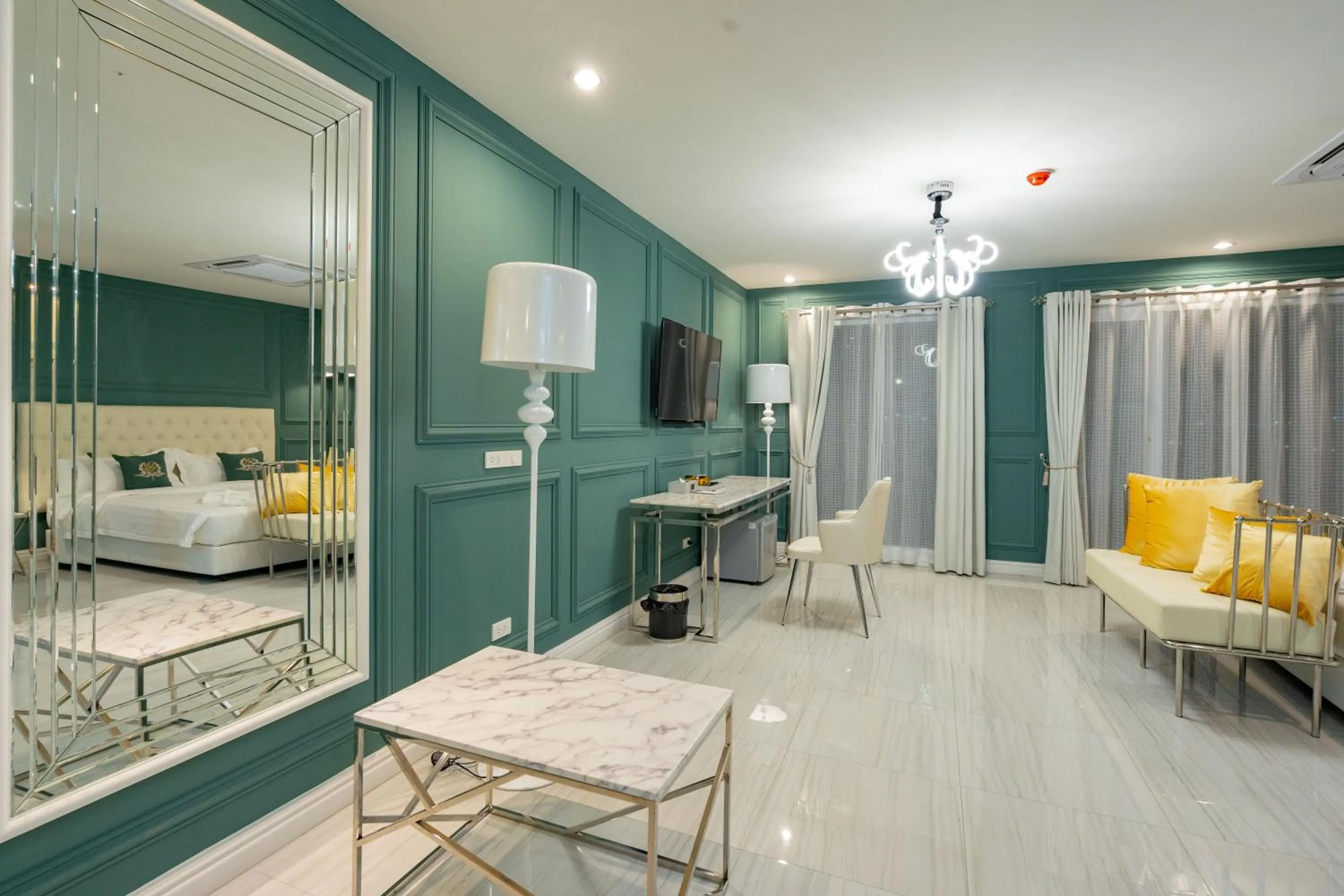 Living room, Bed in Belle Grand Hotel