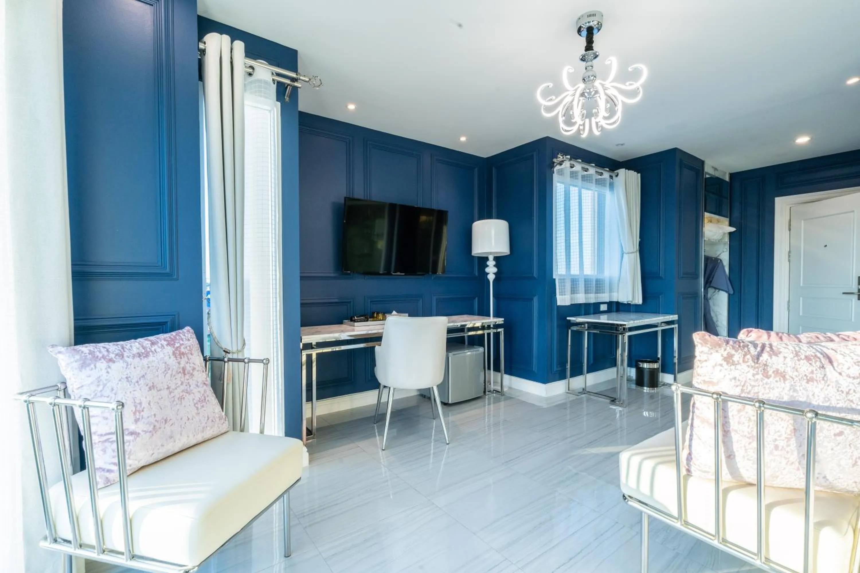 Communal lounge/ TV room in Belle Grand Hotel