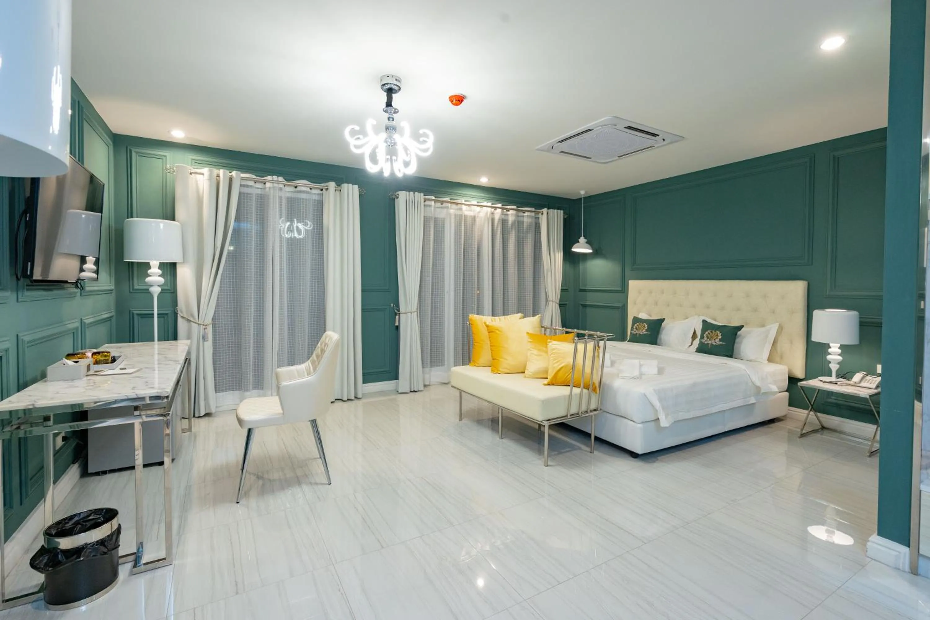 Photo of the whole room, Bed in Belle Grand Hotel