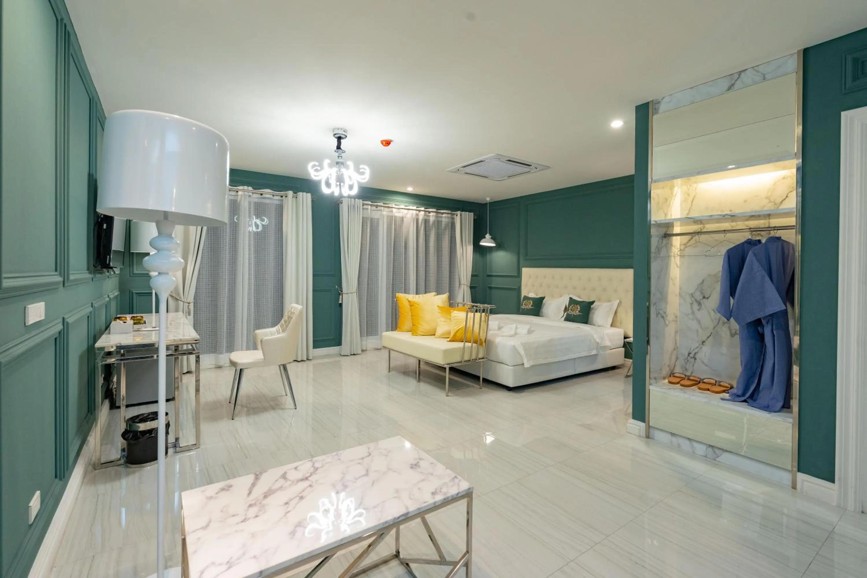 Living room, Bed in Belle Grand Hotel