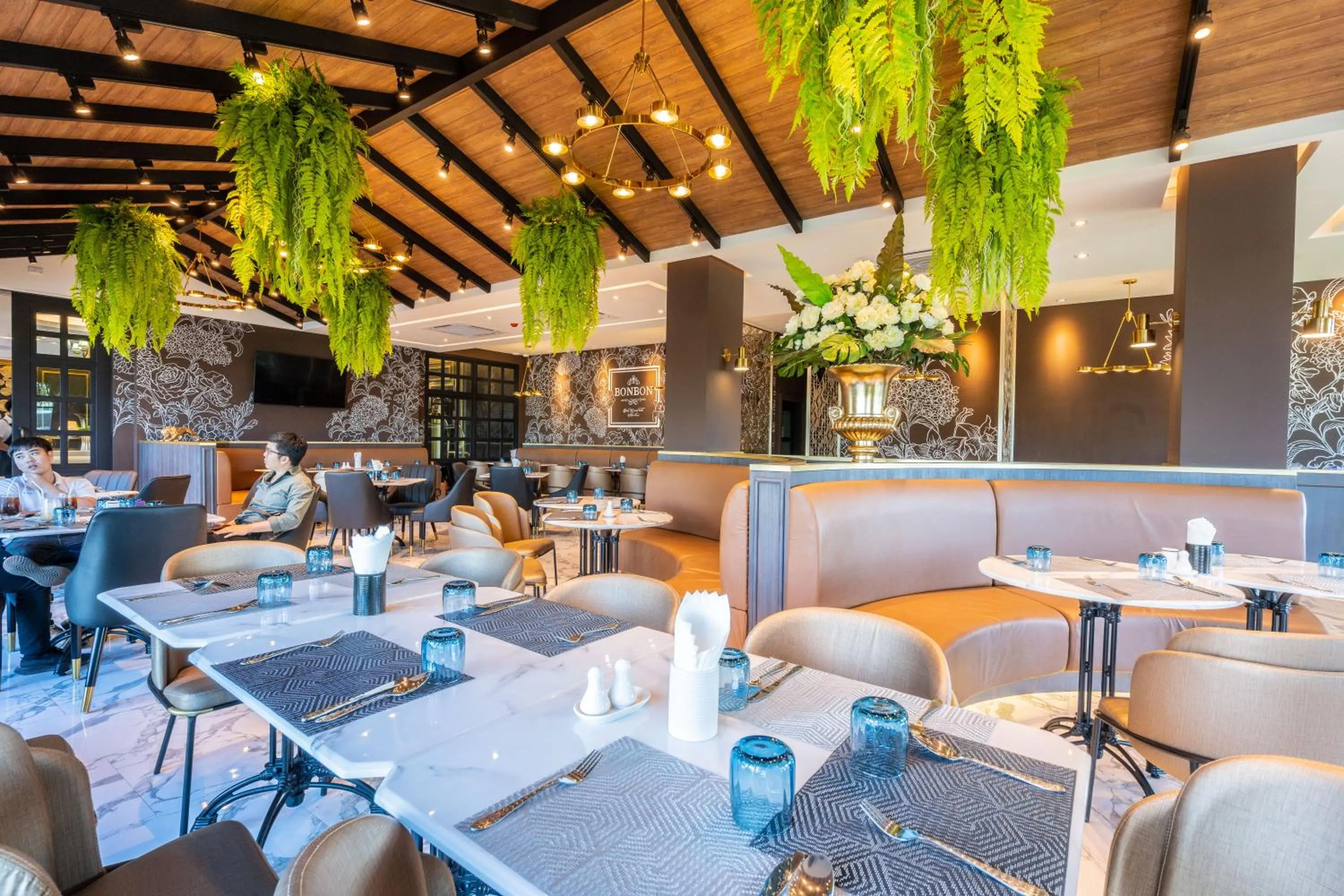 Restaurant/places to eat in Belle Grand Hotel