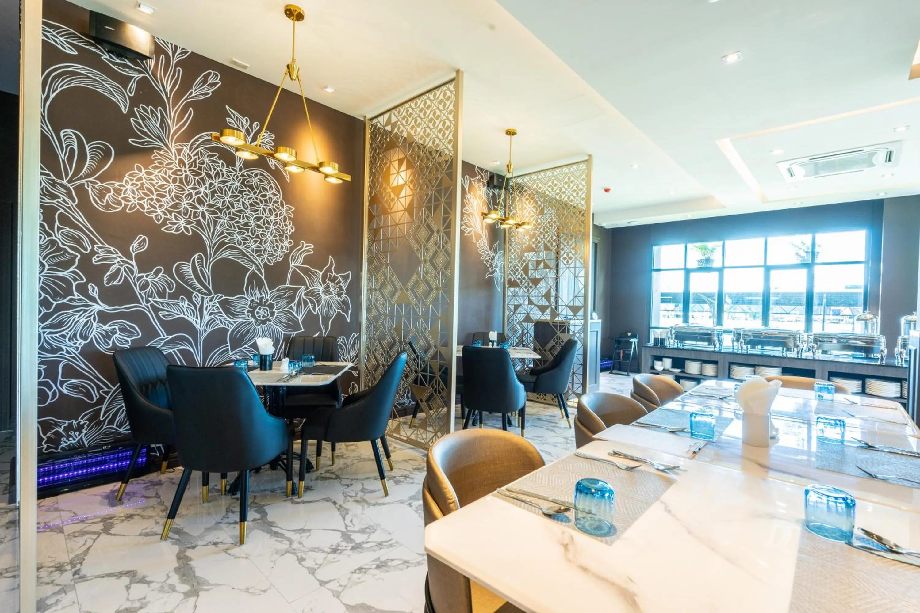 Restaurant/places to eat in Belle Grand Hotel