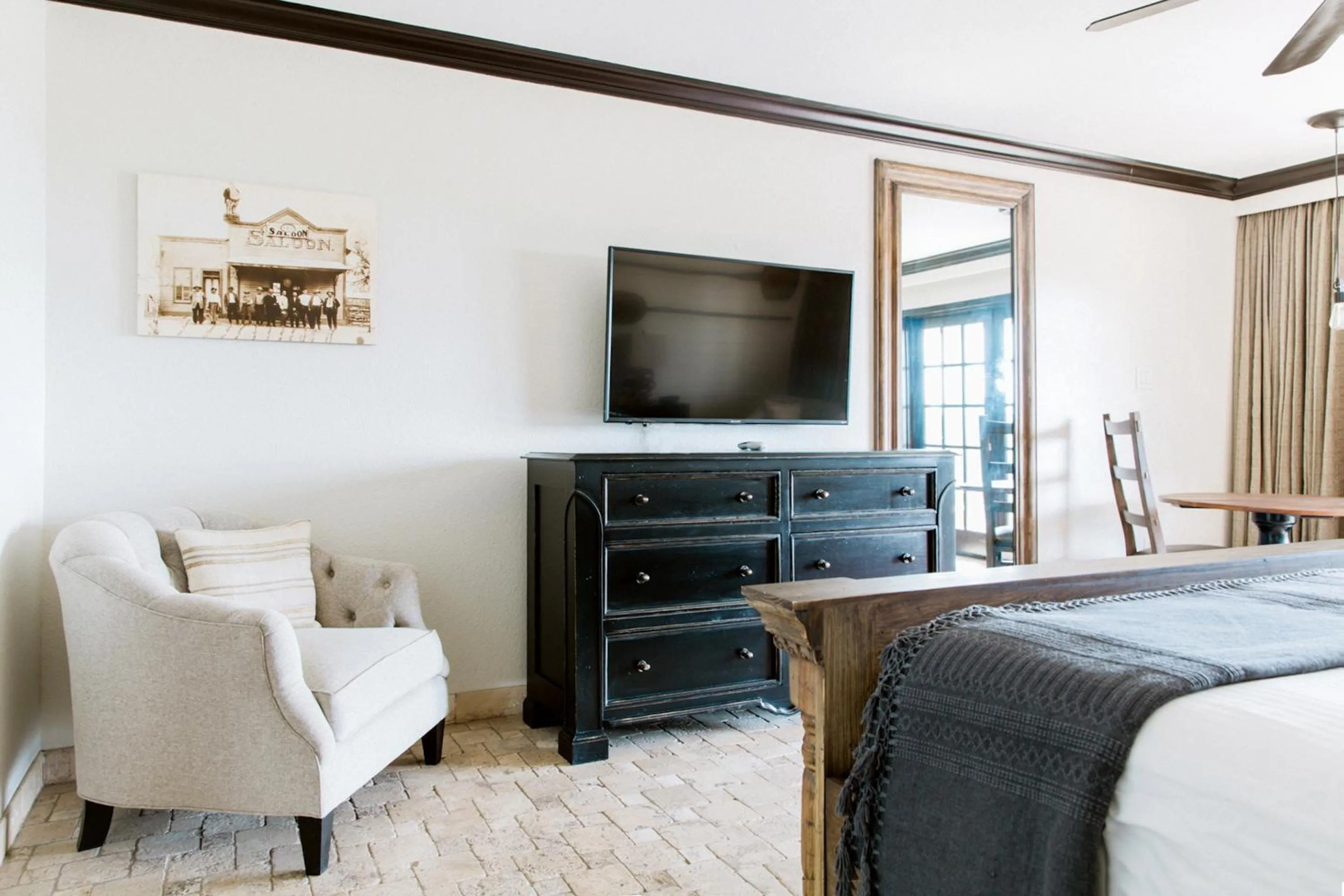 Communal lounge/ TV room, Bed in Hillside Boutique Hotel