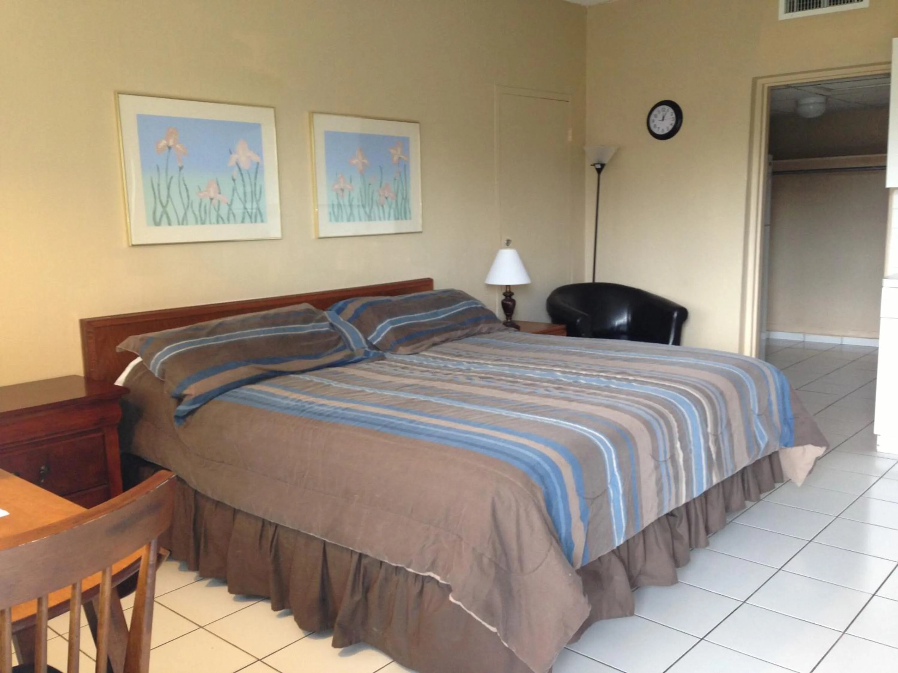 Bed in Knights Inn Hallandale