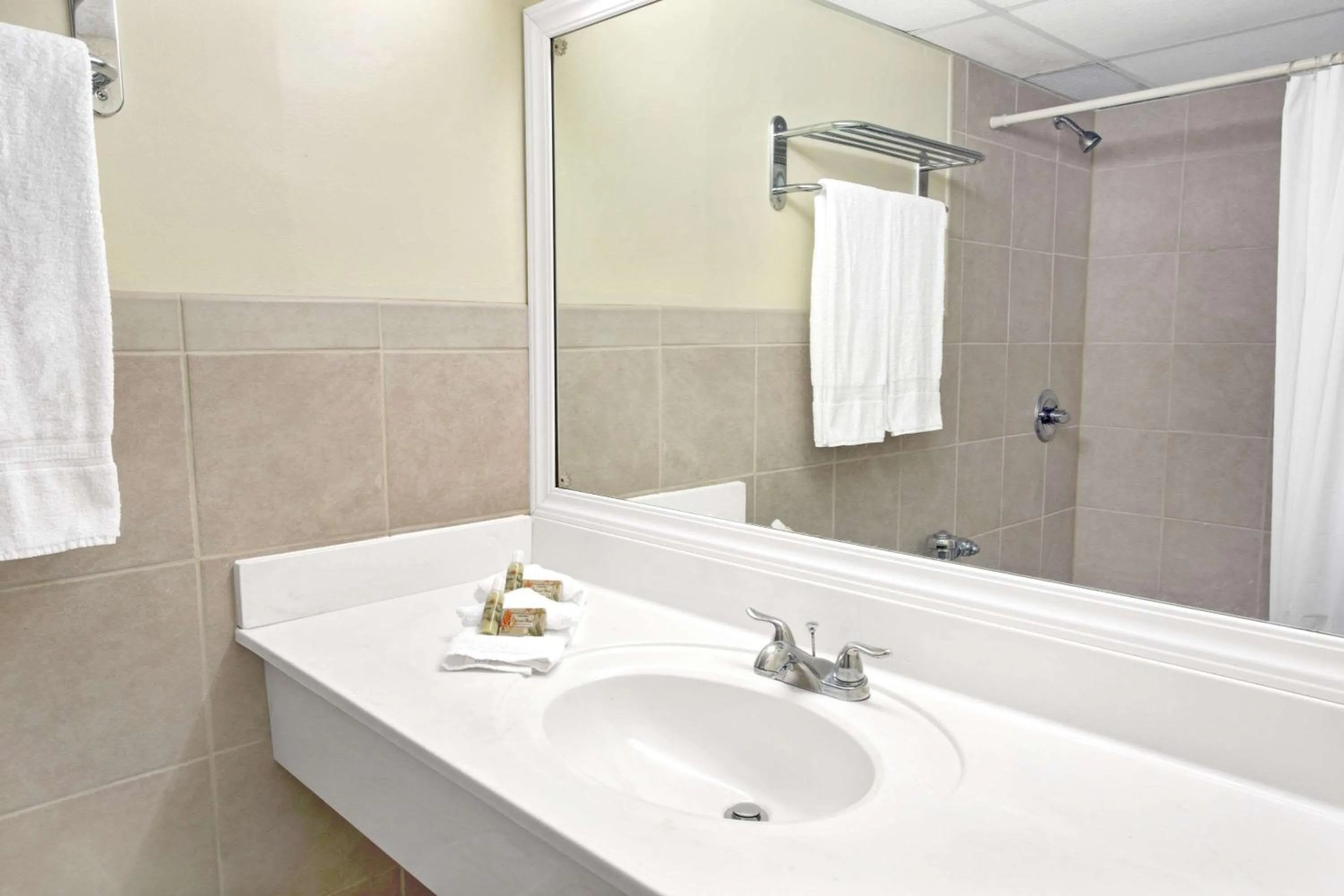 Photo of the whole room in Knights Inn Hallandale