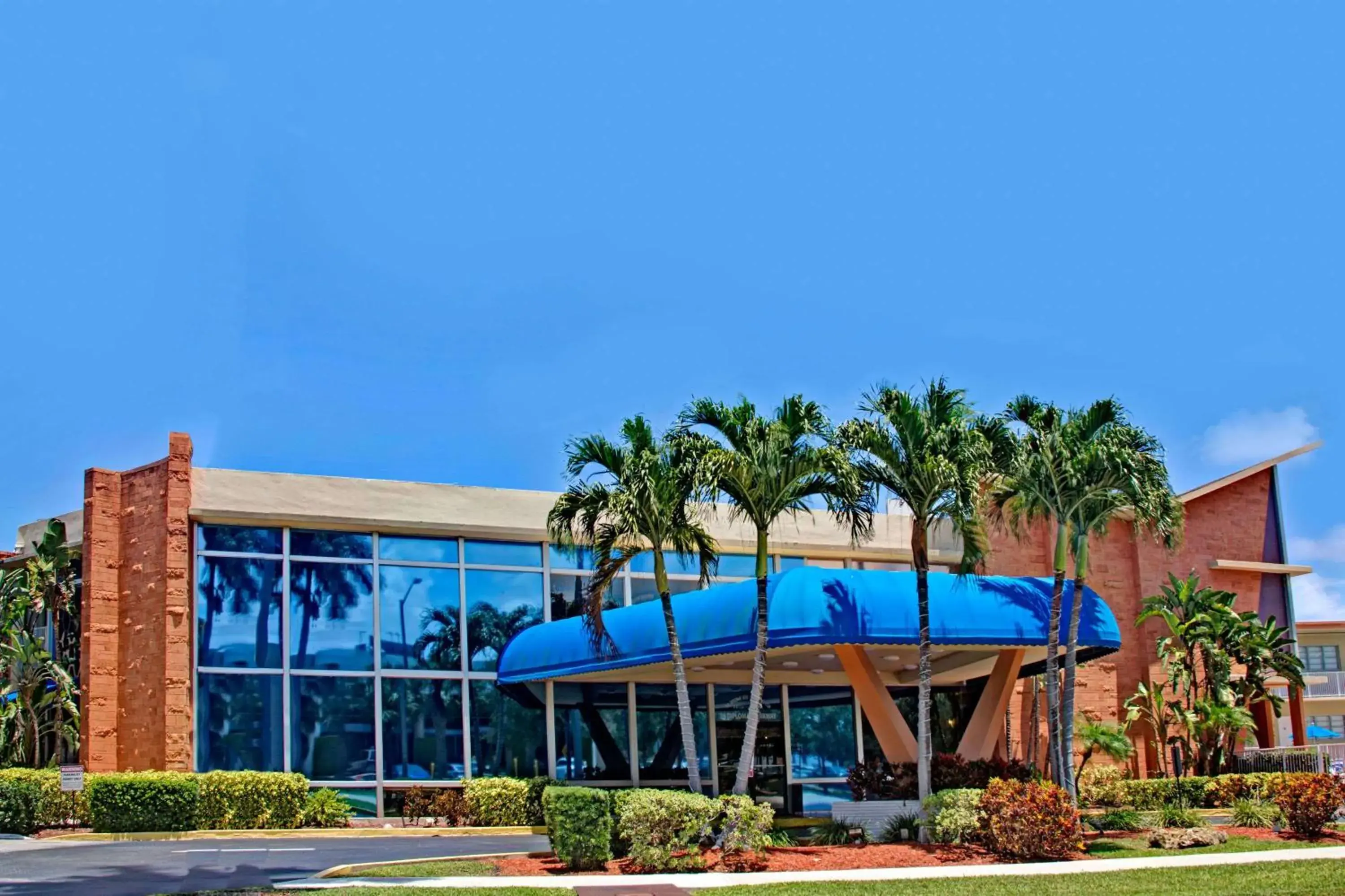 Property building in Knights Inn Hallandale Property building in Knights Inn Hallandale