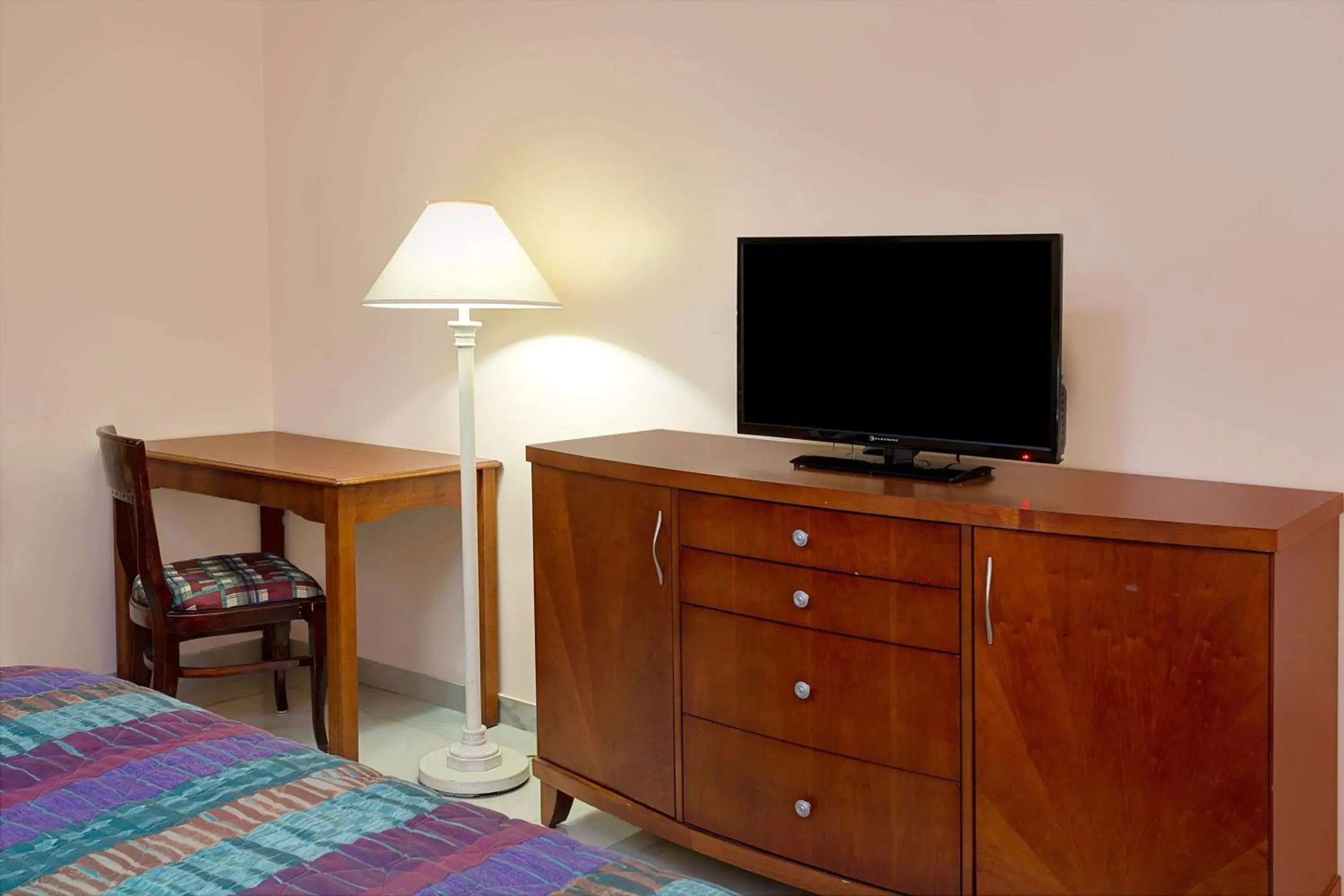 Photo of the whole room, Bed in Knights Inn Hallandale Photo of the whole room, Bed in Knights Inn Hallandale