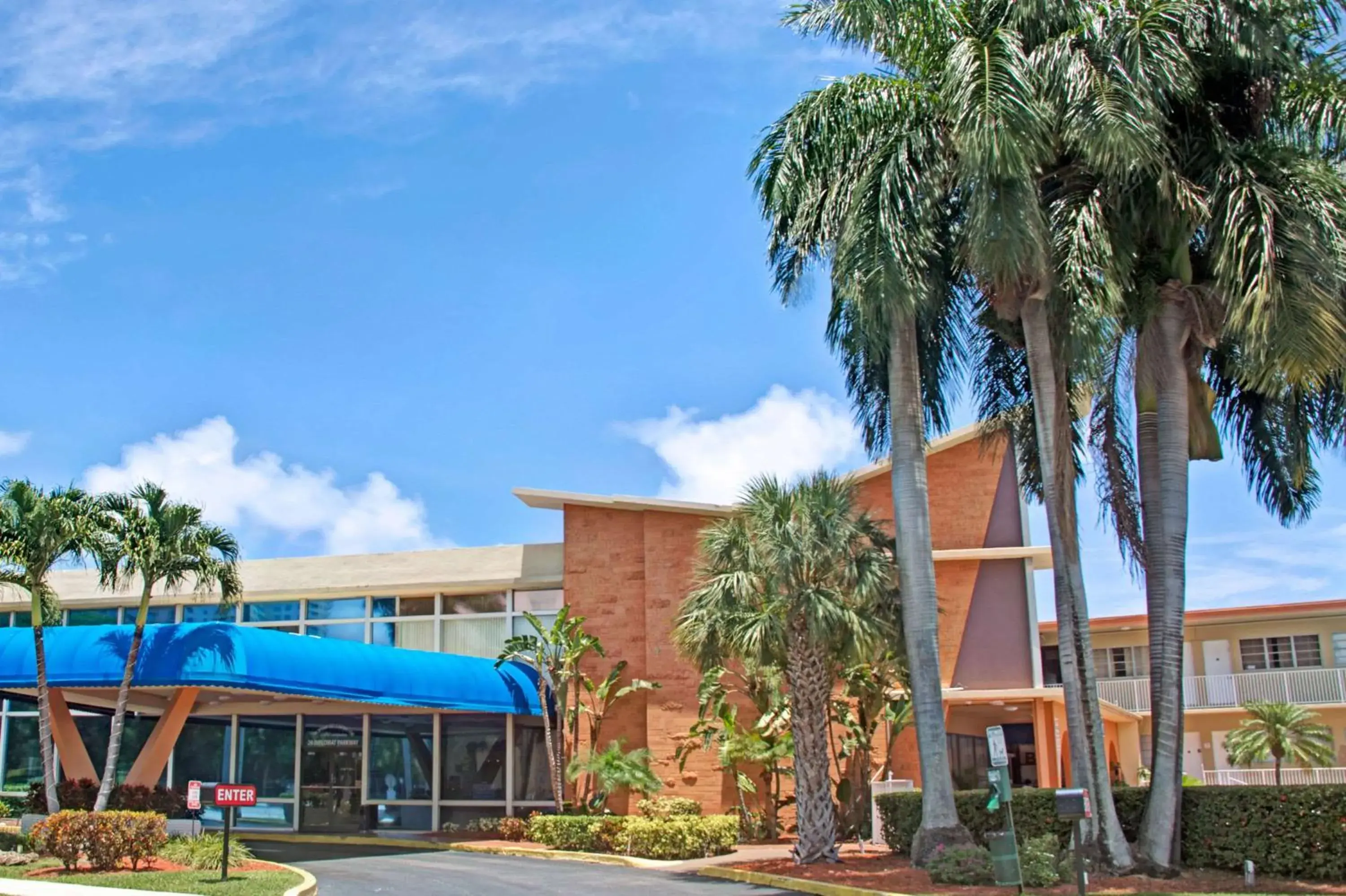 Property building in Knights Inn Hallandale Property building in Knights Inn Hallandale