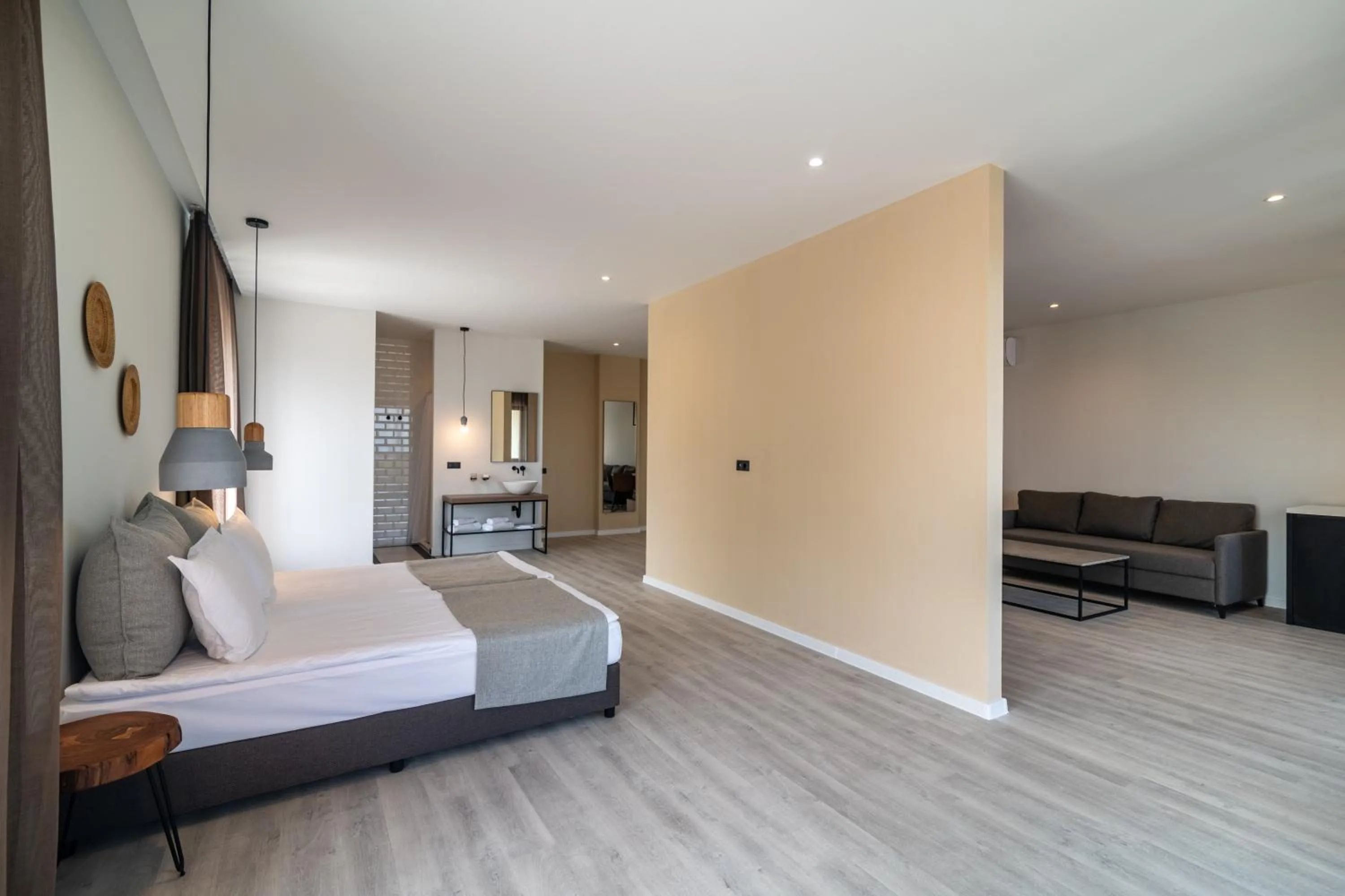 Living room, Bed in Primorski Hotel