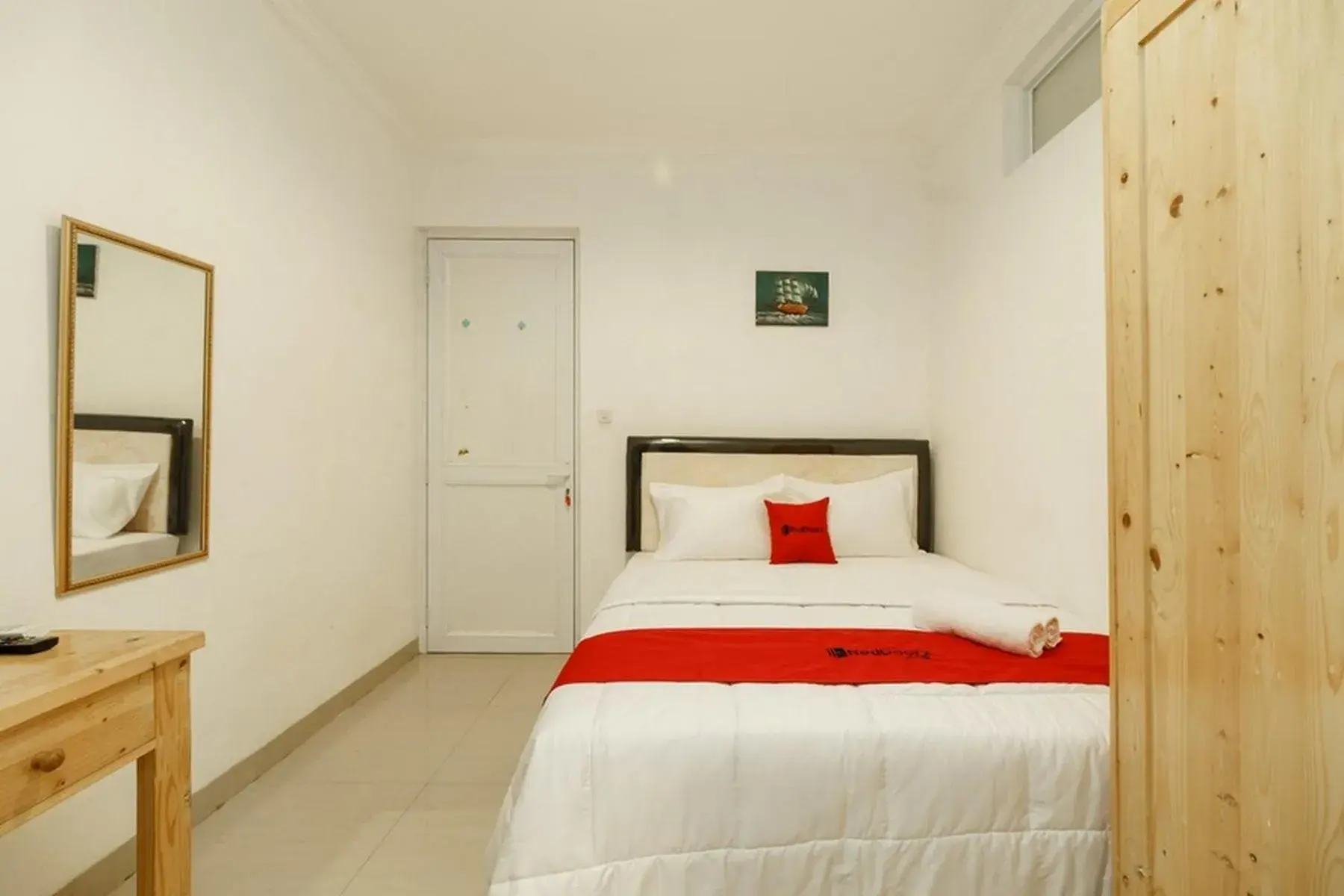Bedroom, Bed in RedDoorz Syariah Plus near Pancoran 2 Bedroom, Bed in RedDoorz Syariah Plus near Pancoran 2