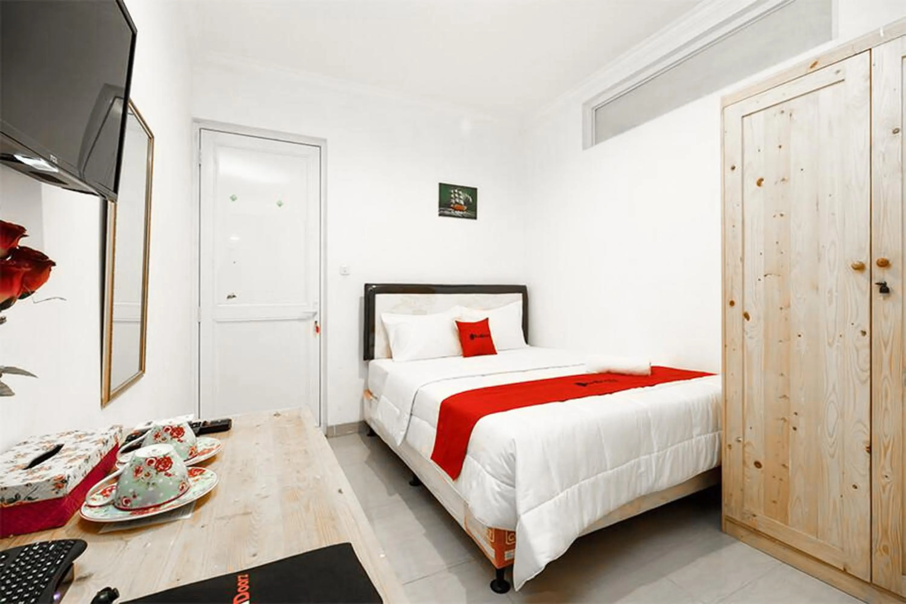 Bedroom, Bed in RedDoorz Syariah Plus near Pancoran 2