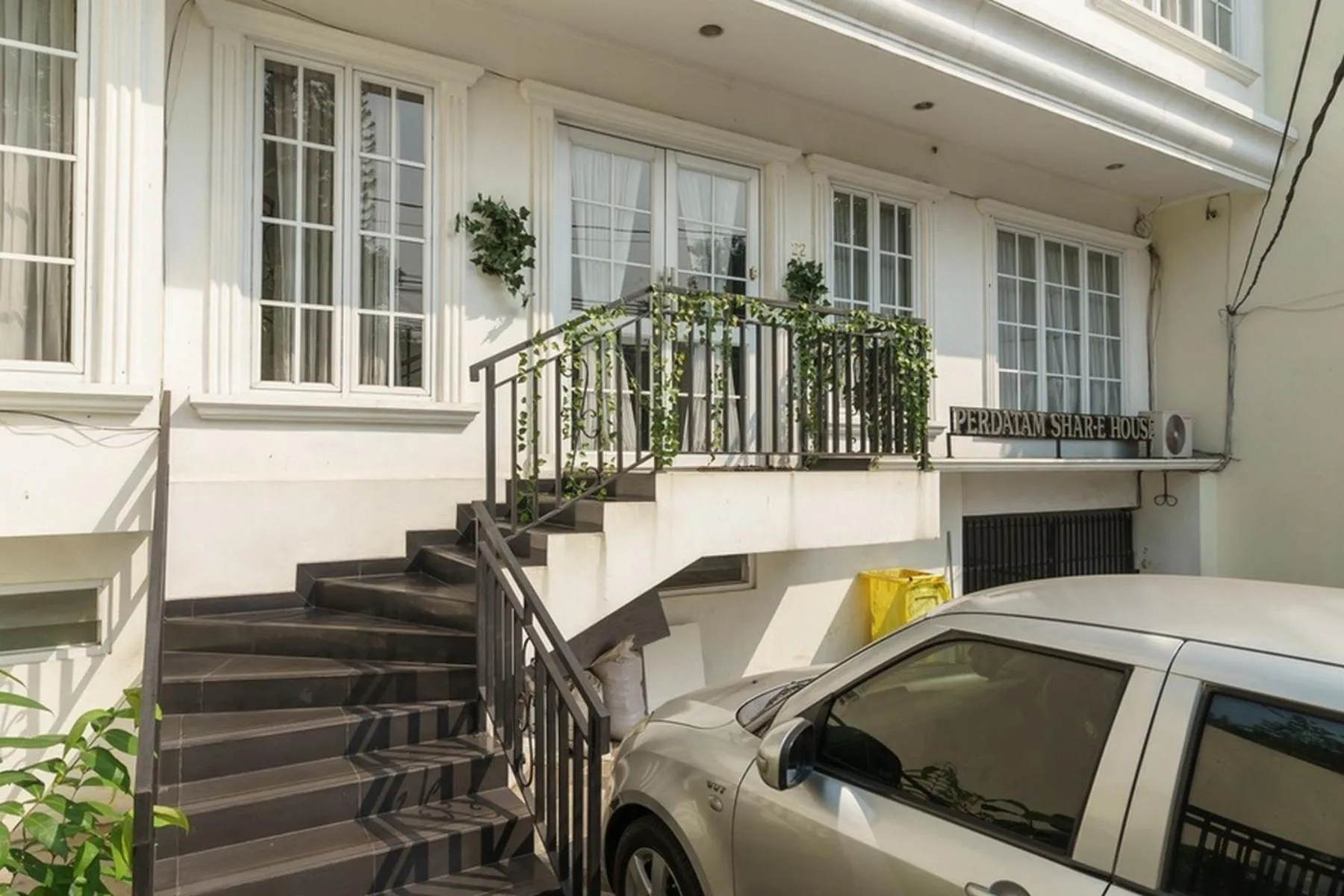 Property logo or sign in RedDoorz Syariah Plus near Pancoran 2