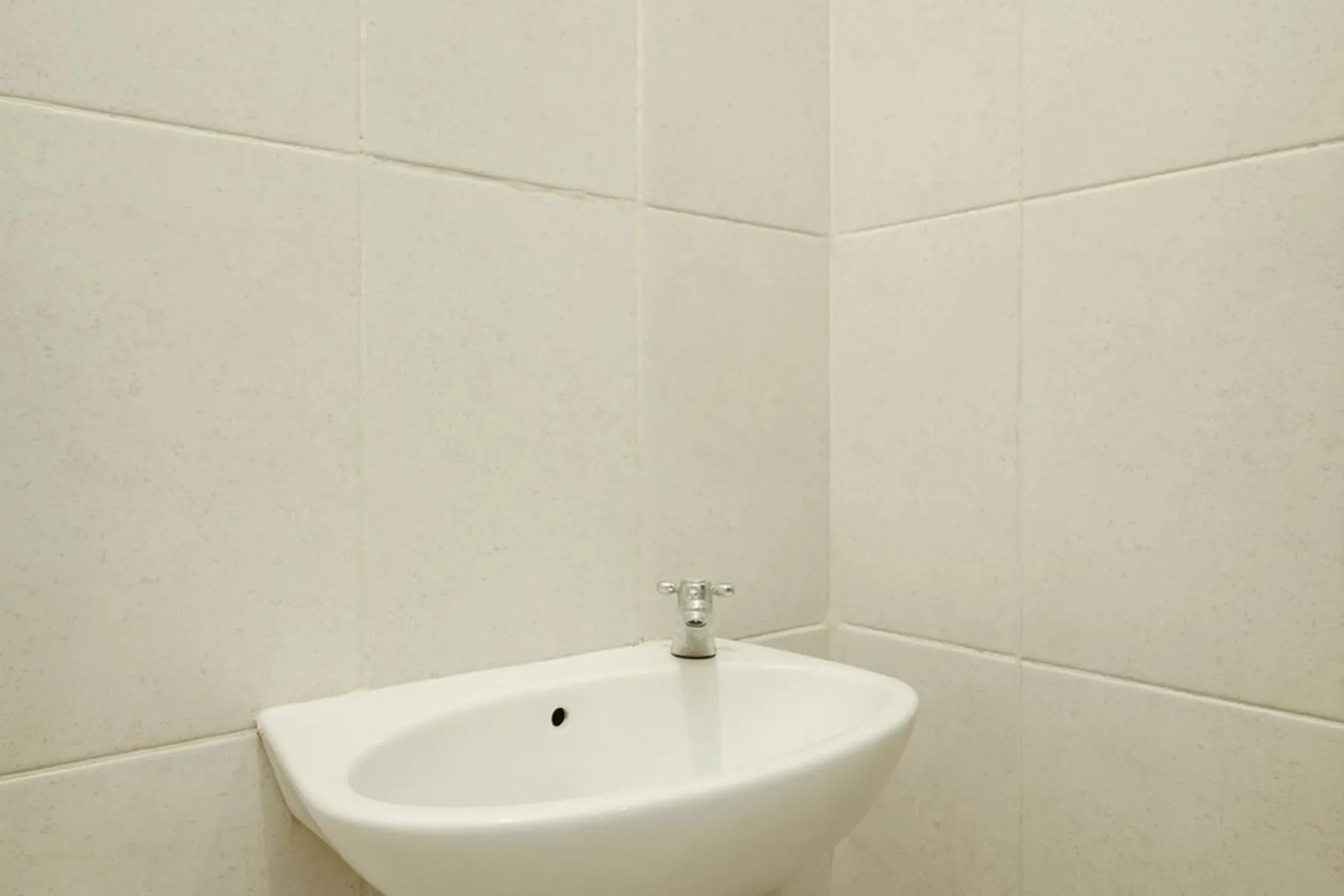 Bathroom in RedDoorz Syariah Plus near Pancoran 2