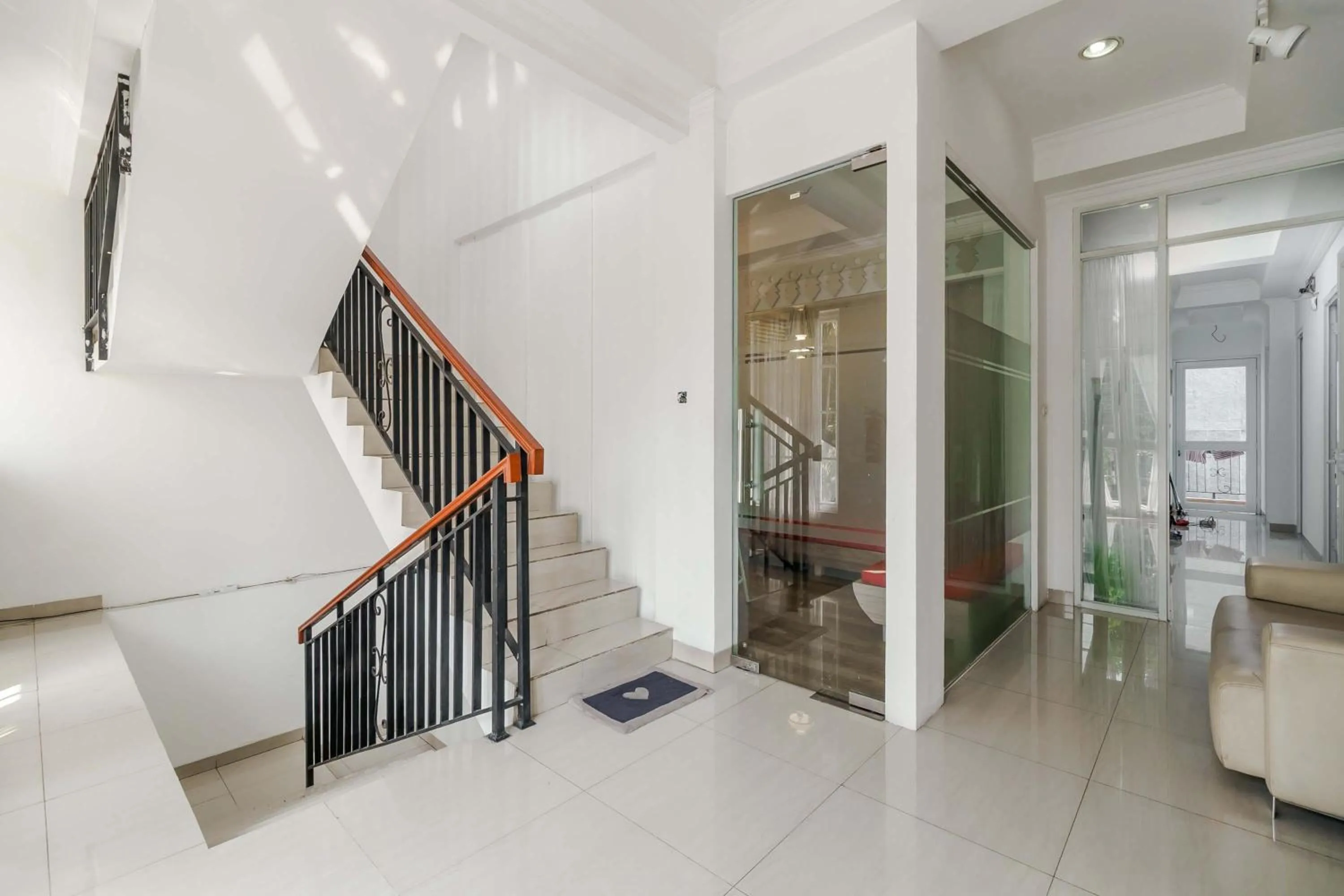 Property building in RedDoorz Syariah Plus near Pancoran 2