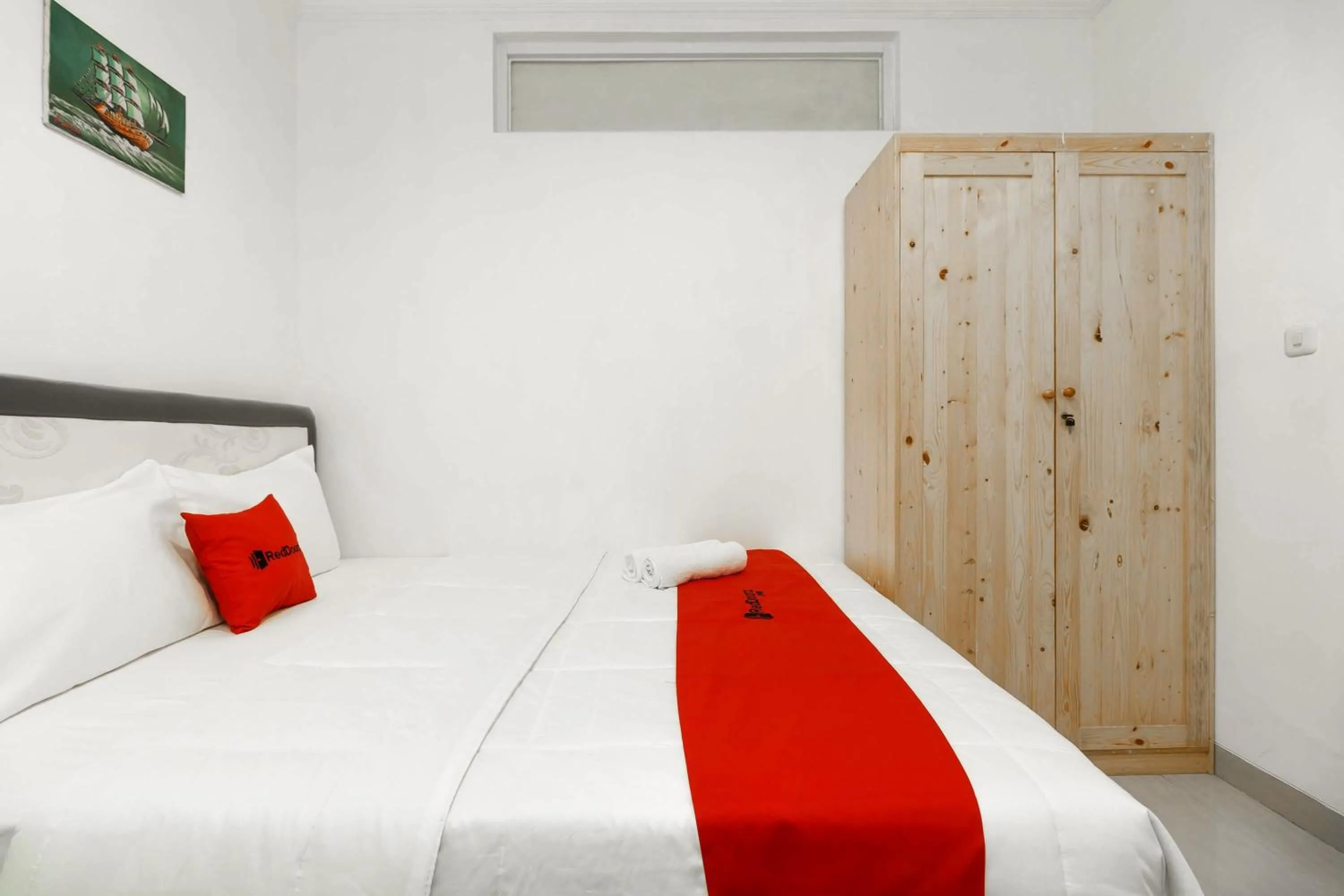 Bedroom, Bed in RedDoorz Syariah Plus near Pancoran 2