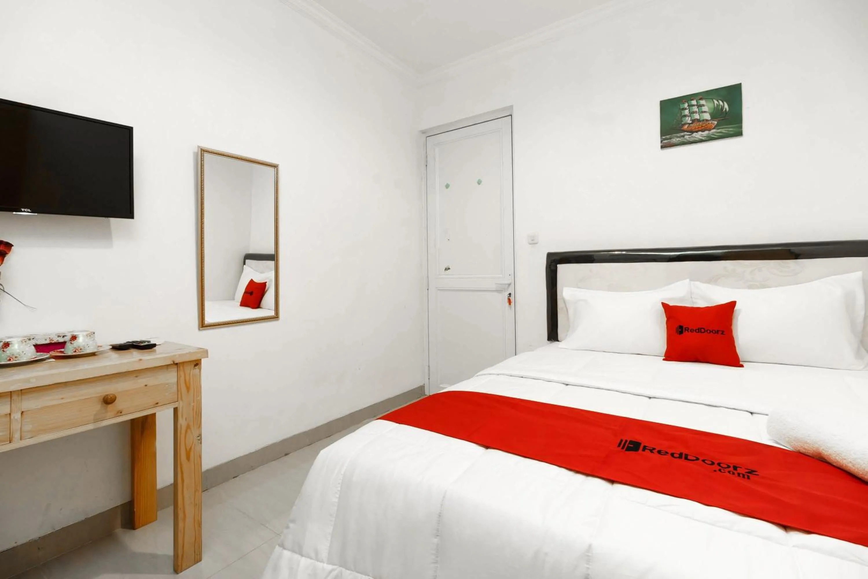Bedroom, Bed in RedDoorz Syariah Plus near Pancoran 2