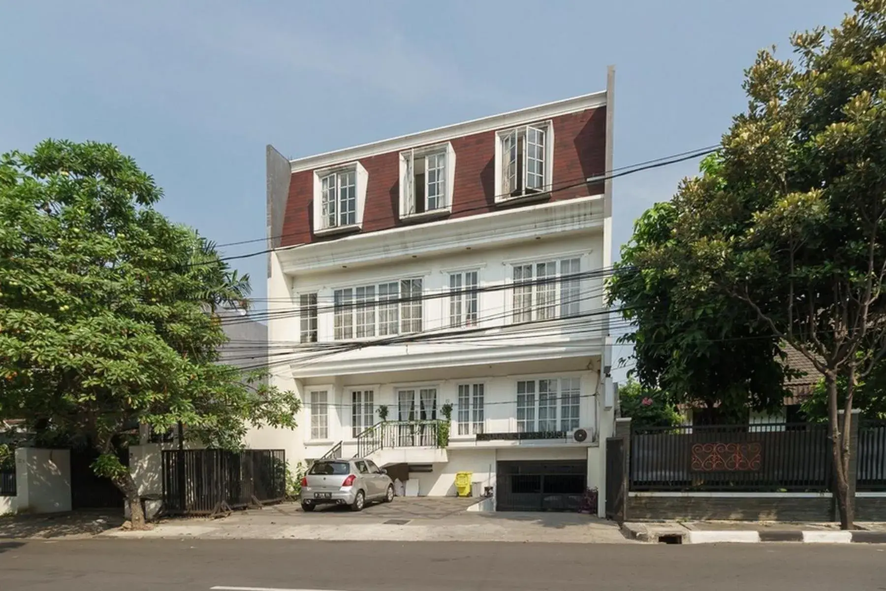 Property building in RedDoorz Syariah Plus near Pancoran 2 Property building in RedDoorz Syariah Plus near Pancoran 2