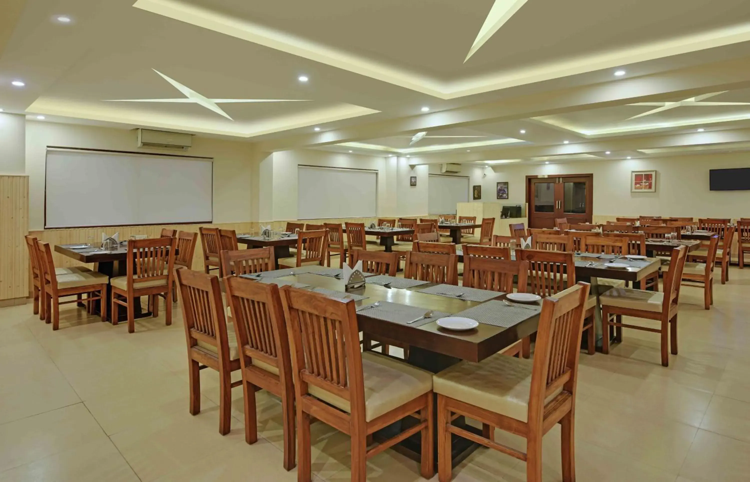 Restaurant/places to eat in Excel Hotels and Resorts Bhimtal Restaurant/places to eat in Excel Hotels and Resorts Bhimtal