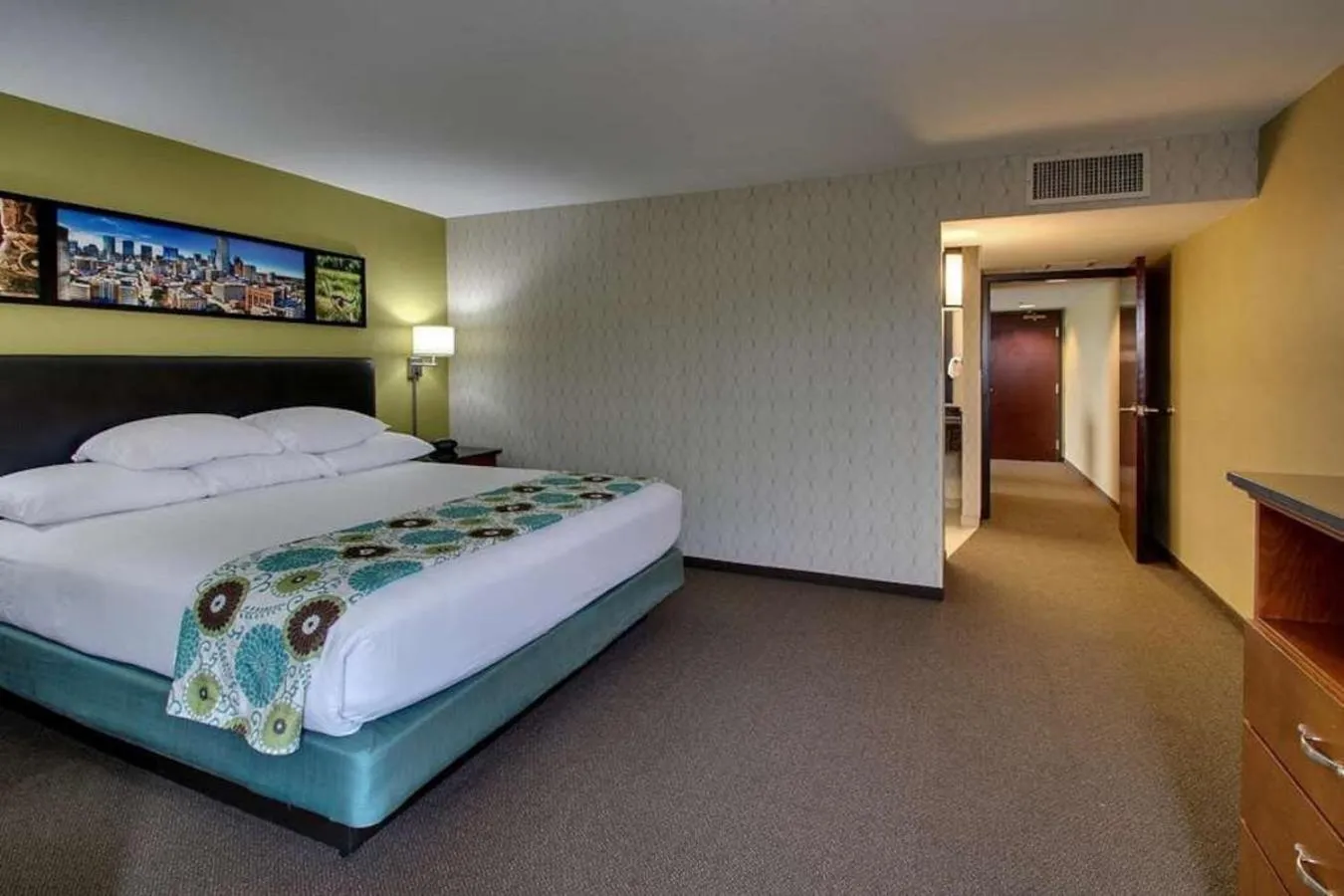 Bed in Drury Inn & Suites Houston The Woodlands