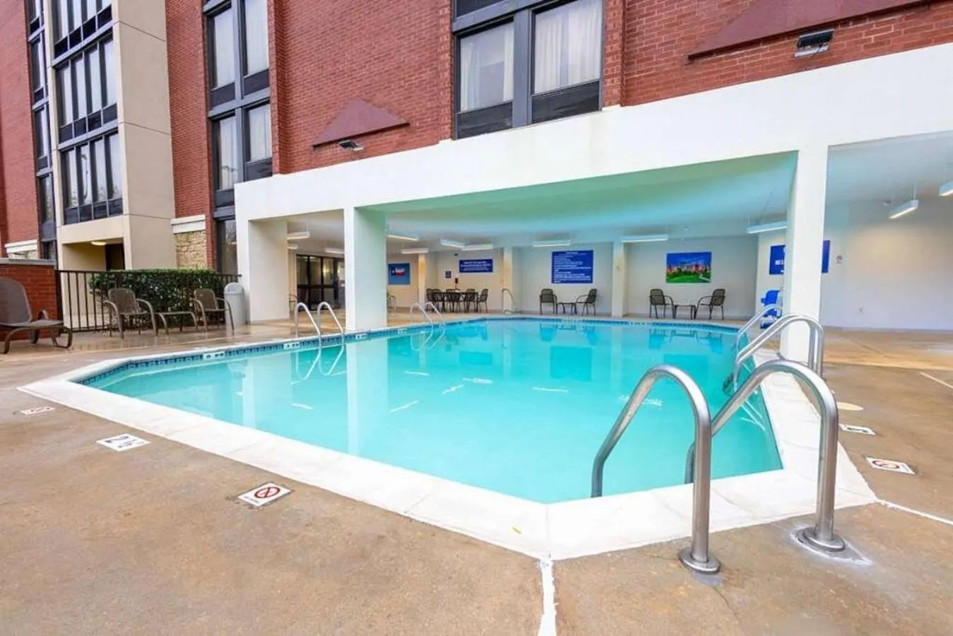 Swimming pool in Heritage Inn & Suites The Woodlands, Trademark by Wyndham