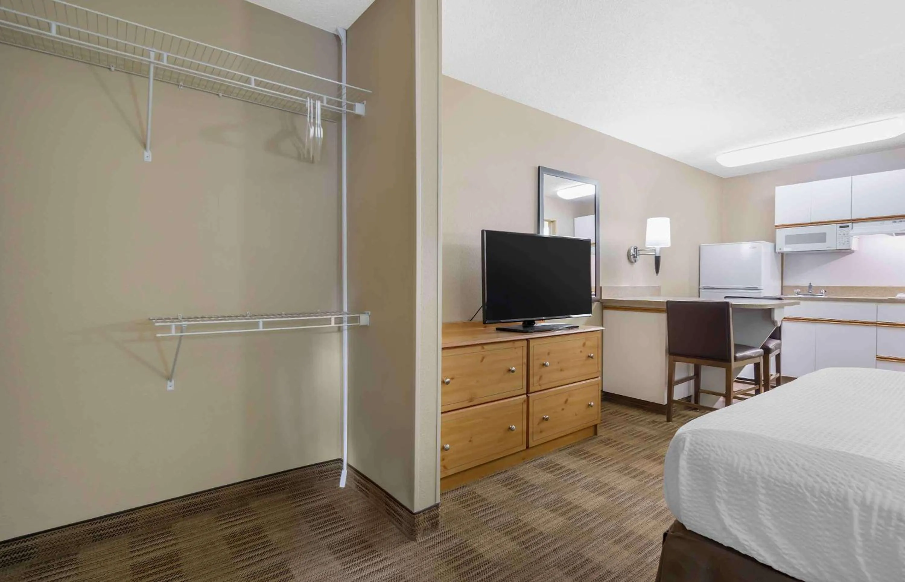 Bedroom, Bed in Extended Stay America Suites - Seattle - Bellevue - Factoria