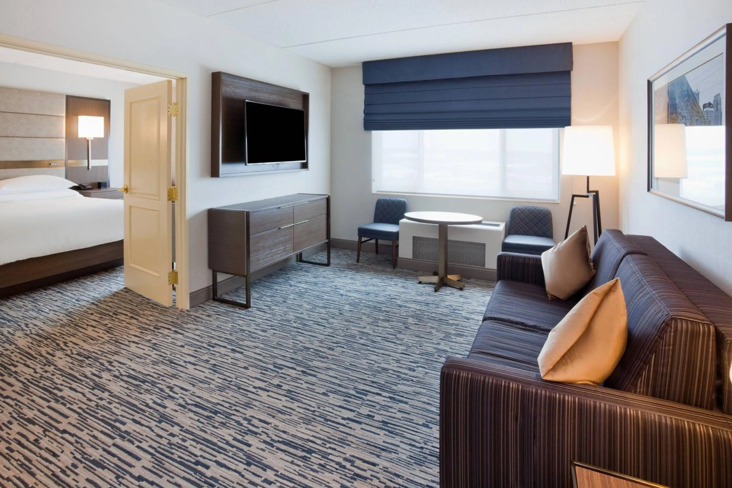 Living room, Bed in Sheraton St Paul Woodbury Hotel