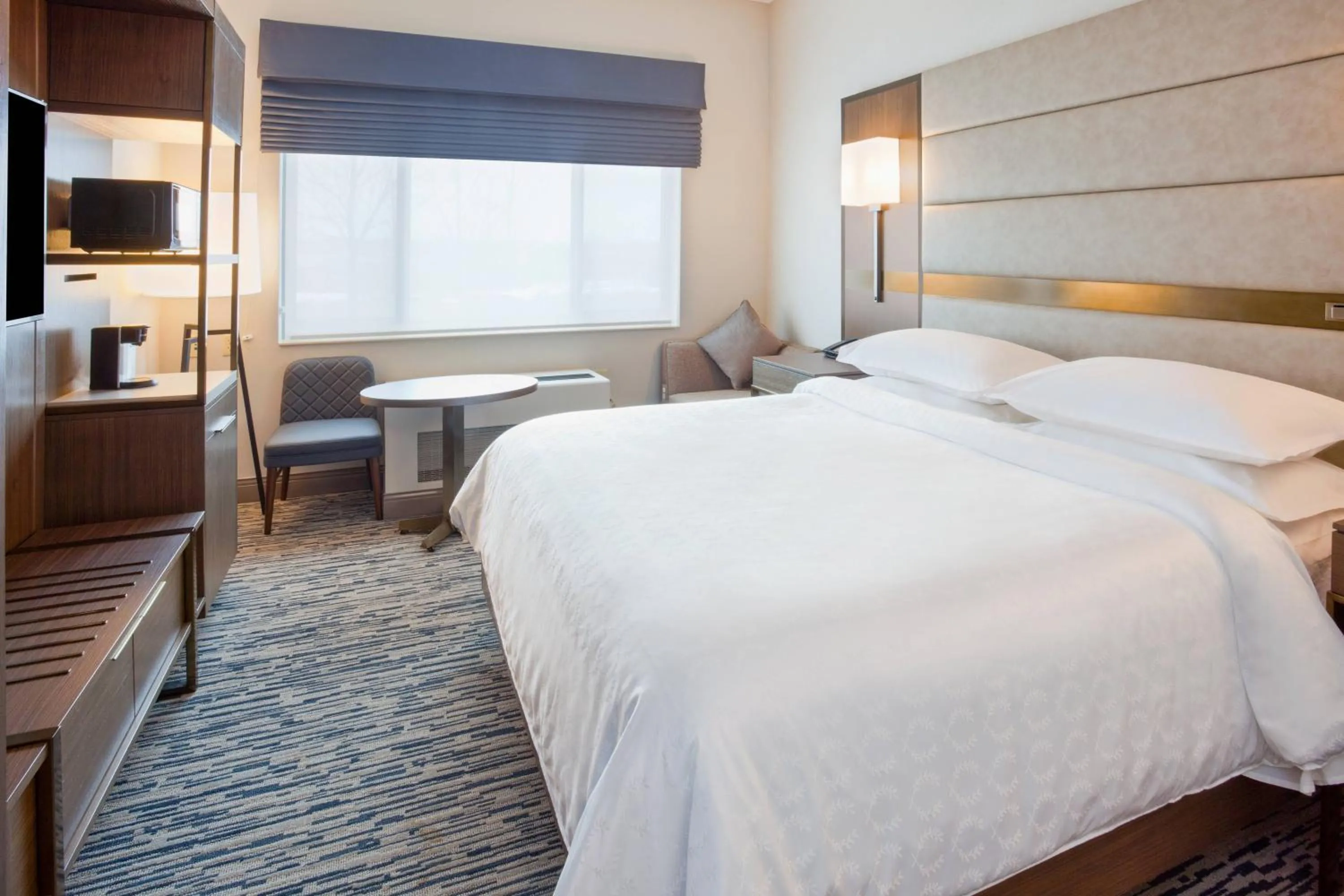 Photo of the whole room, Bed in Sheraton St Paul Woodbury Hotel