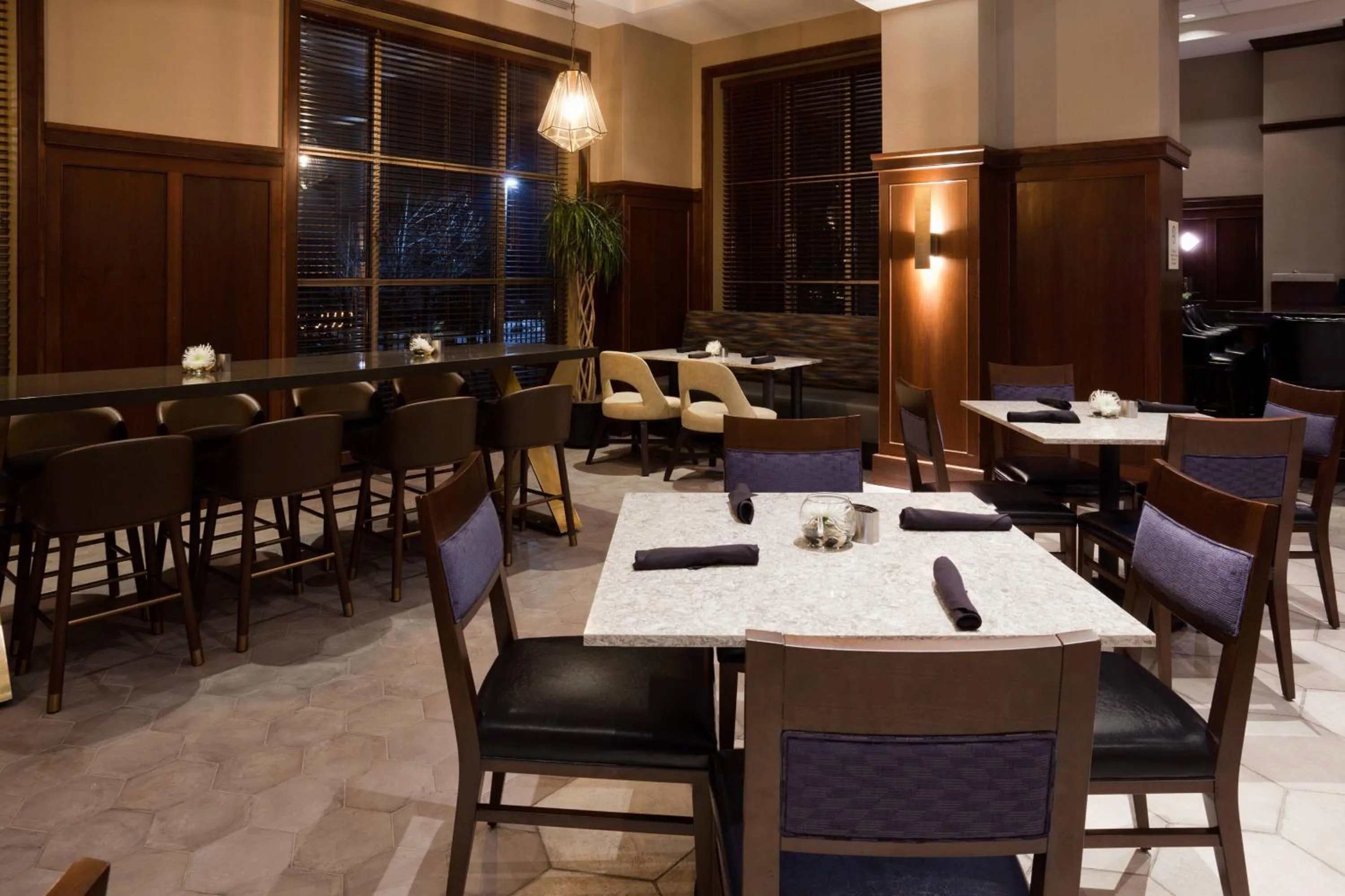 Lounge or bar in Sheraton St Paul Woodbury Hotel