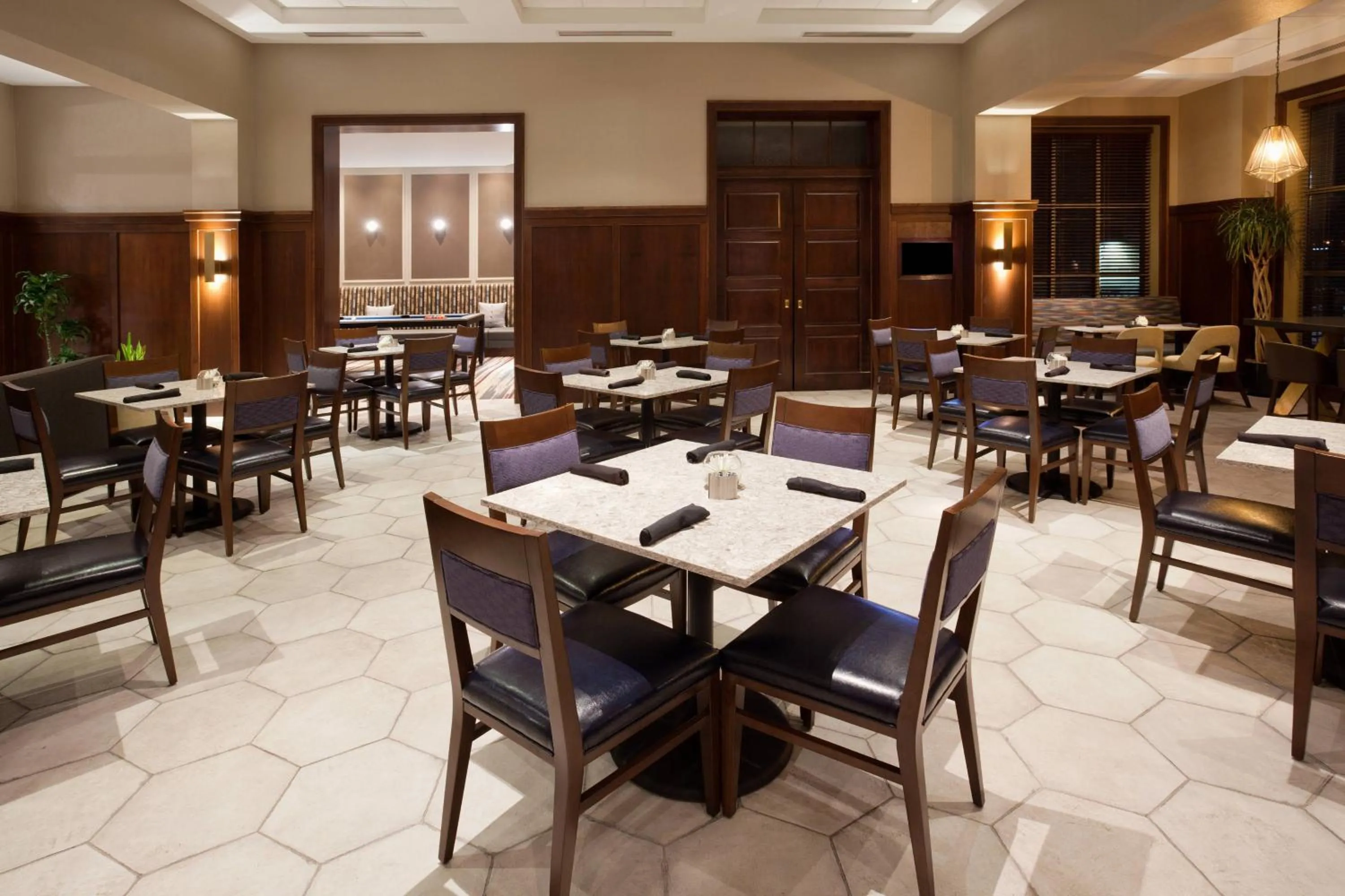 Restaurant/places to eat in Sheraton St Paul Woodbury Hotel