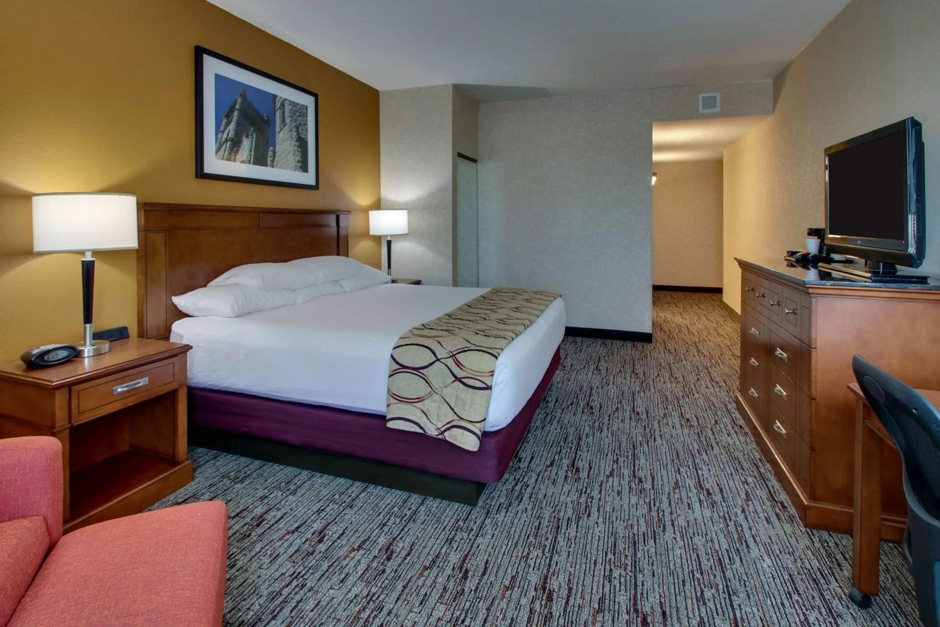 Photo of the whole room, Bed in Drury Inn & Suites Findlay