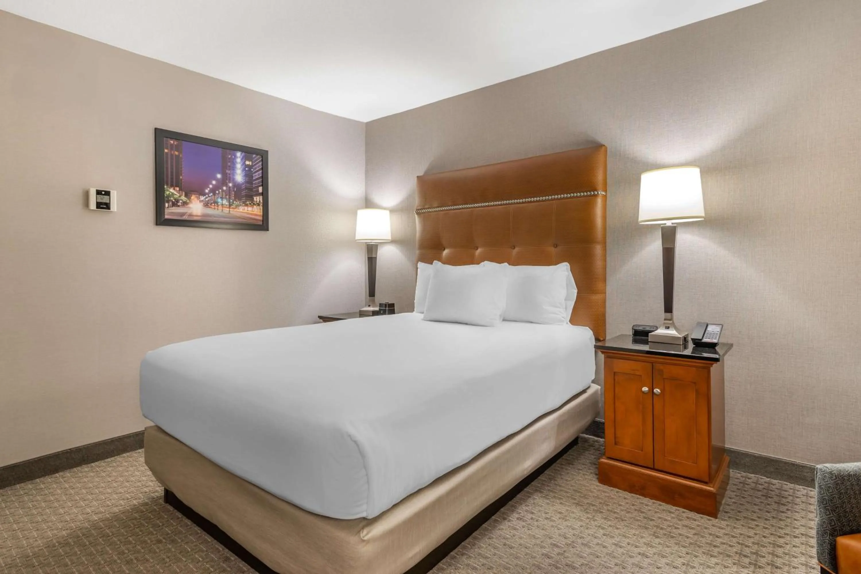 Bedroom, Bed in Drury Inn & Suites Atlanta Airport