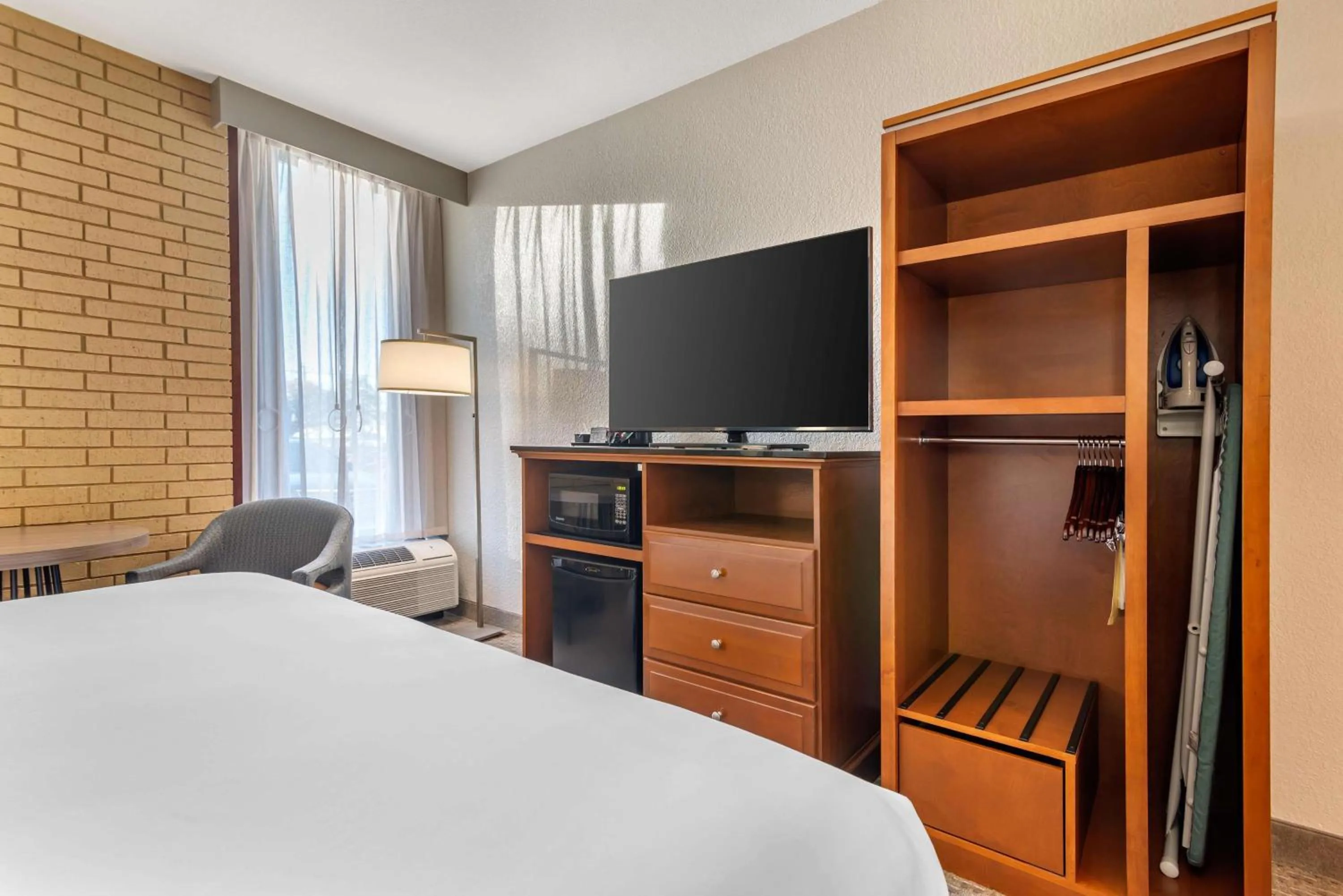 Bedroom, Bed in Drury Inn & Suites Atlanta Airport