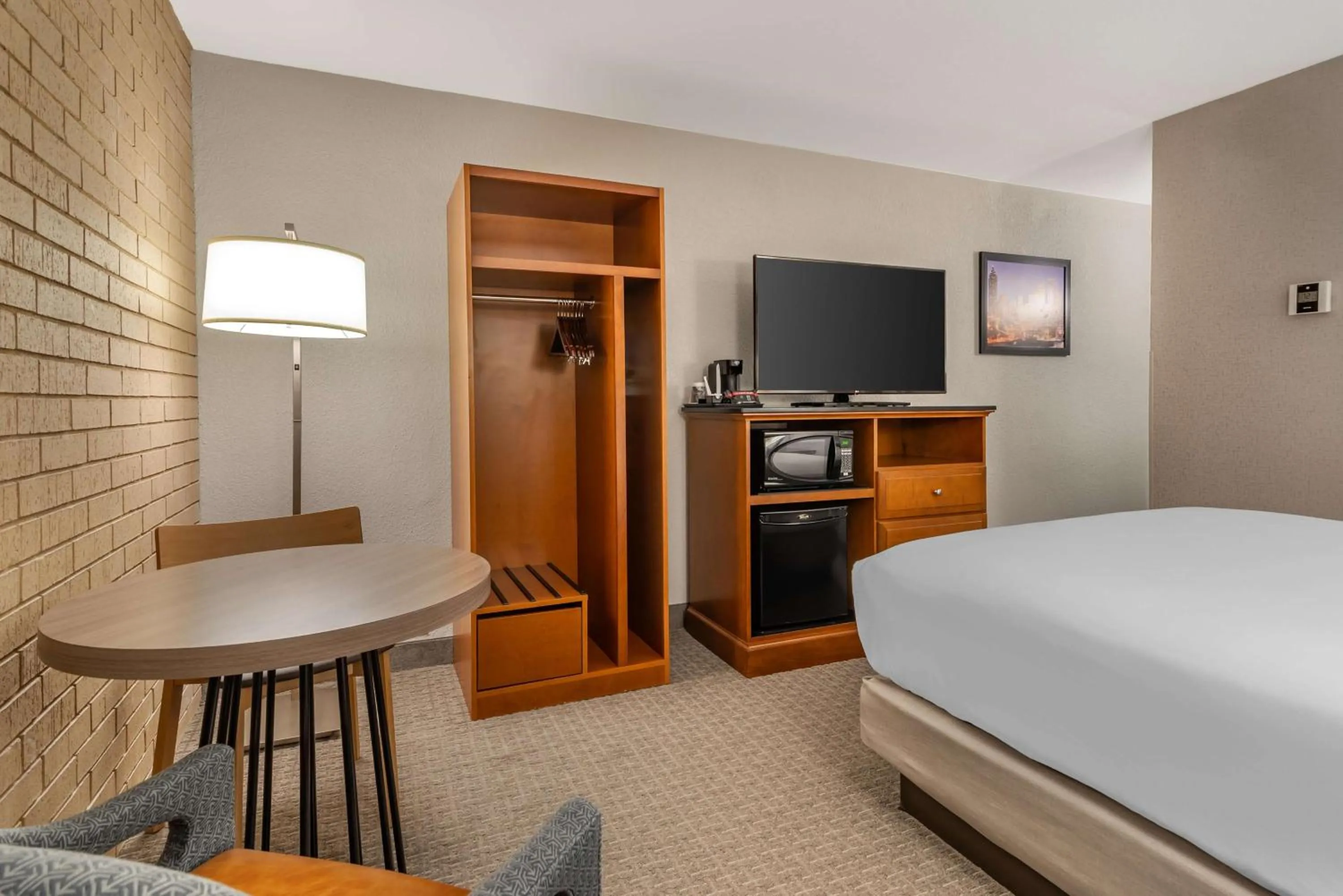 Bedroom, Bed in Drury Inn & Suites Atlanta Airport