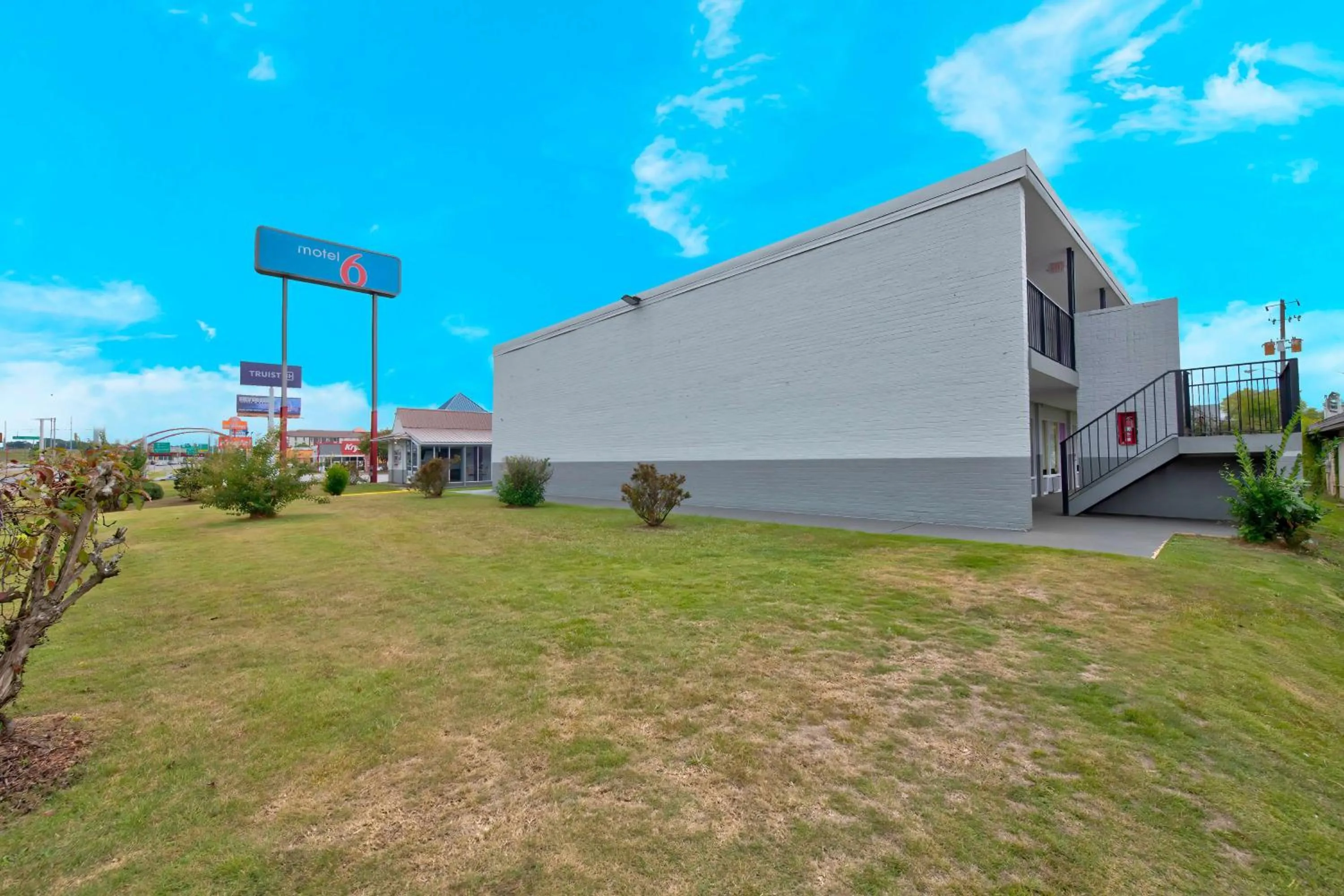 Property building in Motel 6 Tuscaloosa AL University