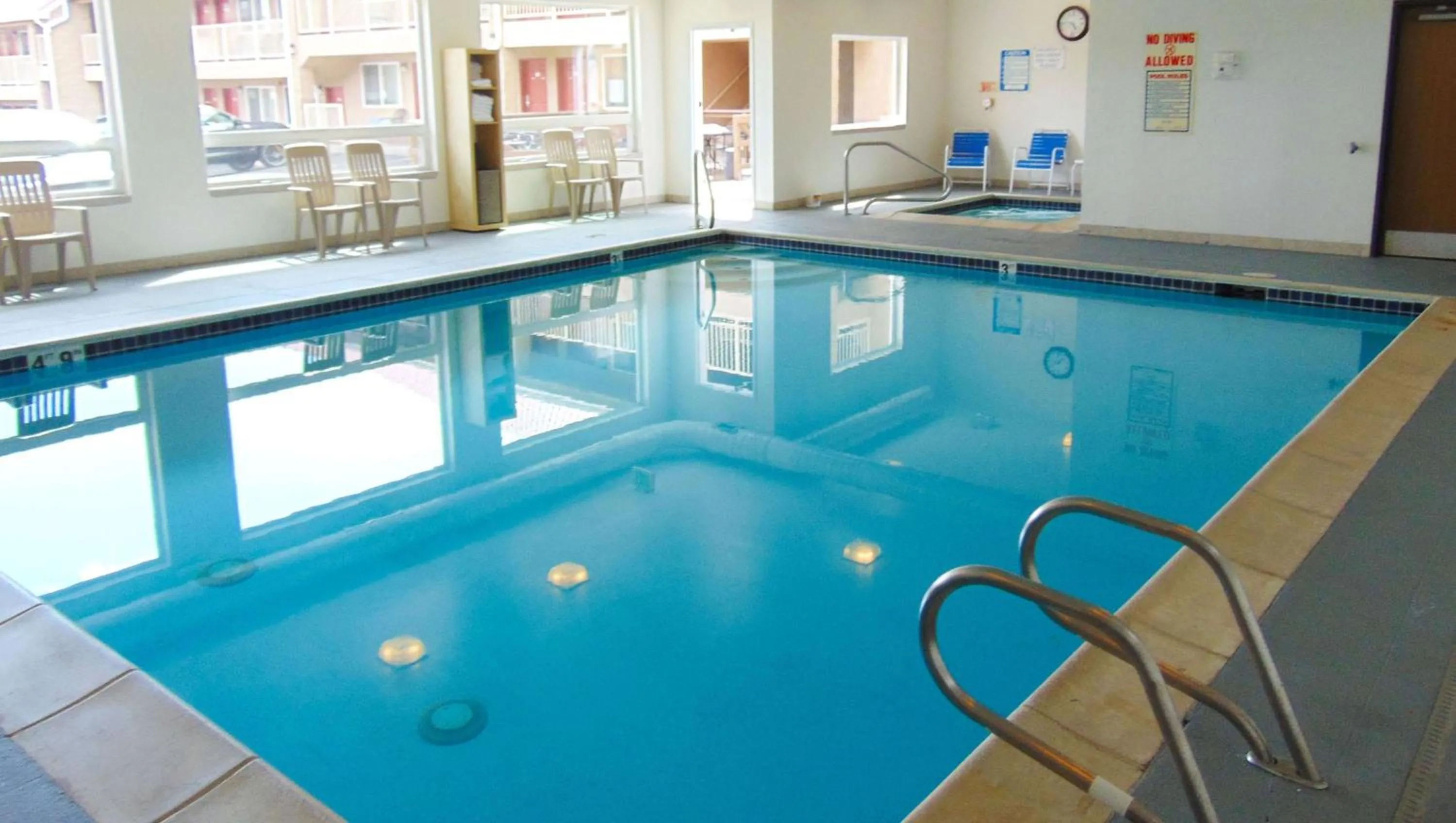 Swimming pool in Magnuson Hotel Manitou Springs
